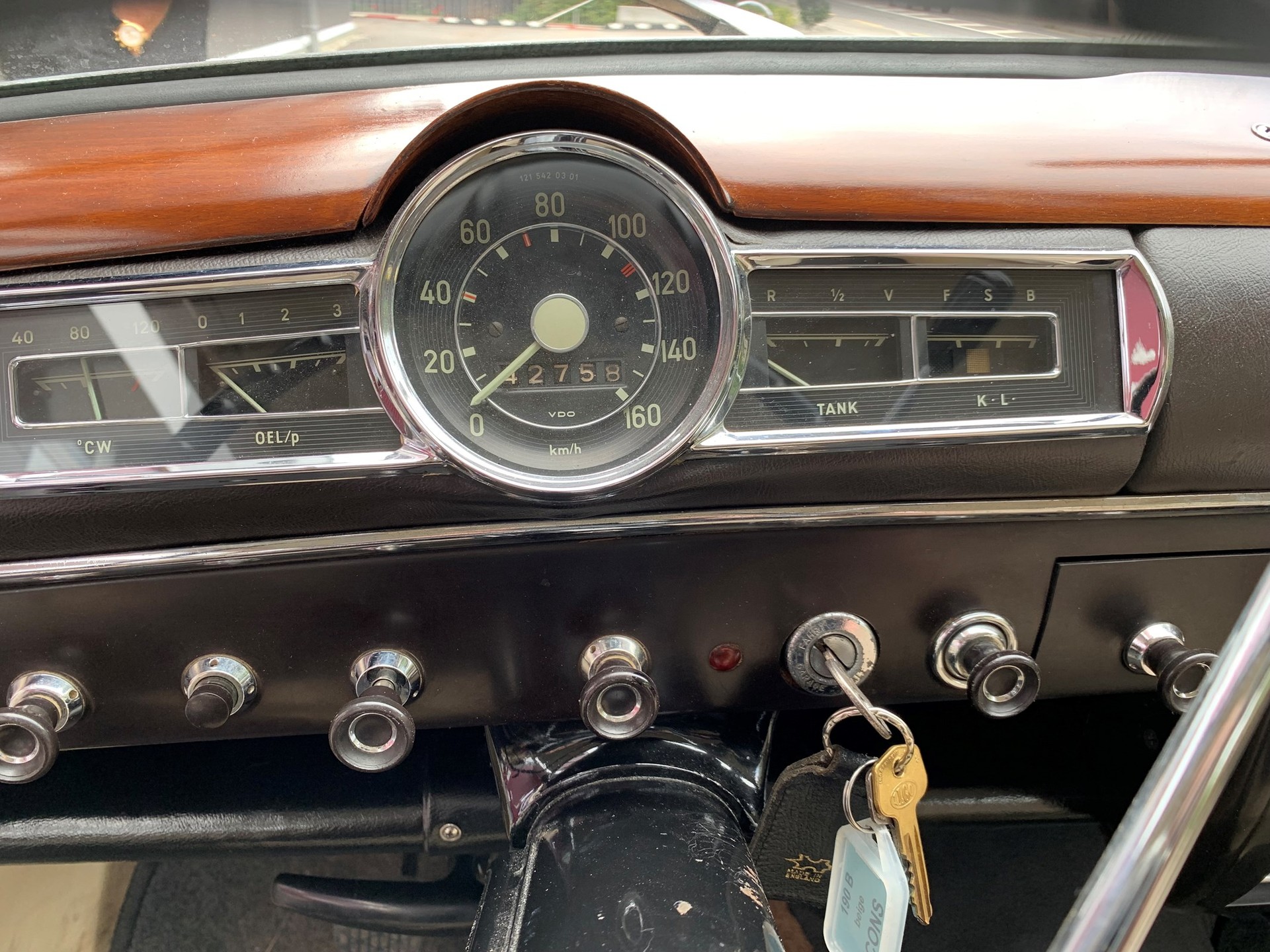 MERCEDES-BENZ 190-image-12