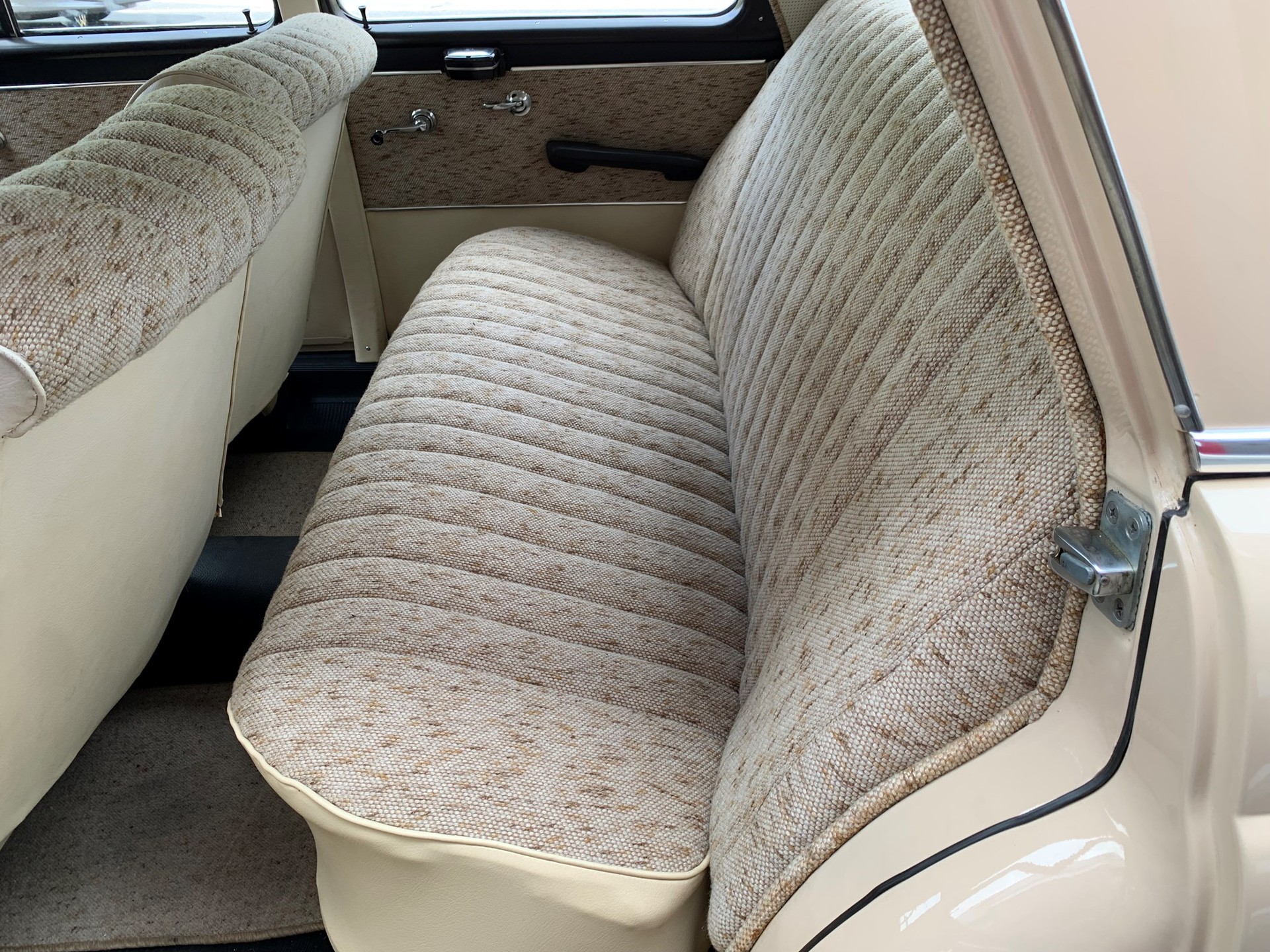MERCEDES-BENZ 190-image-9
