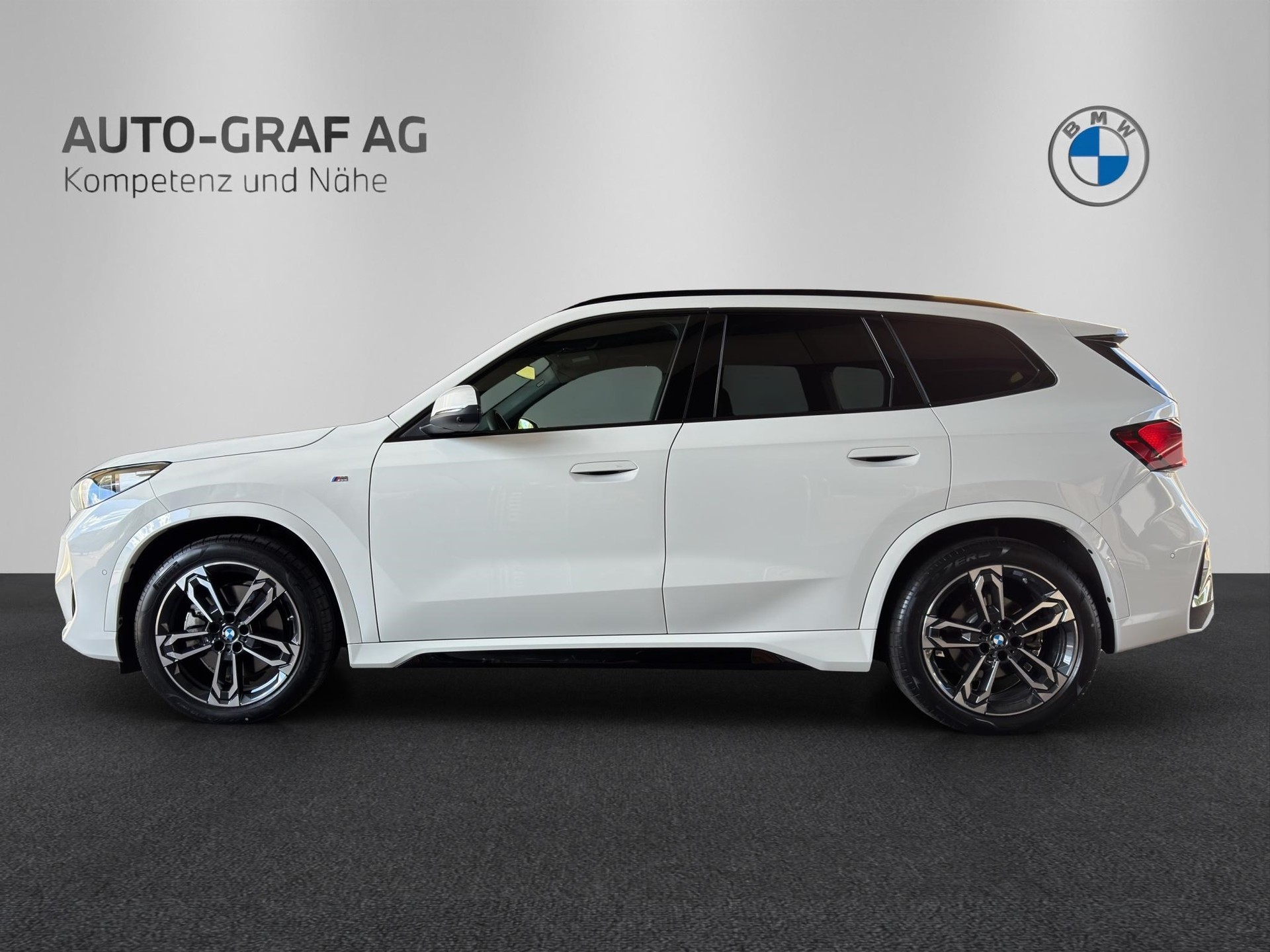 BMW X1 xDrive 23i 48V M Sport-showroom-element-1