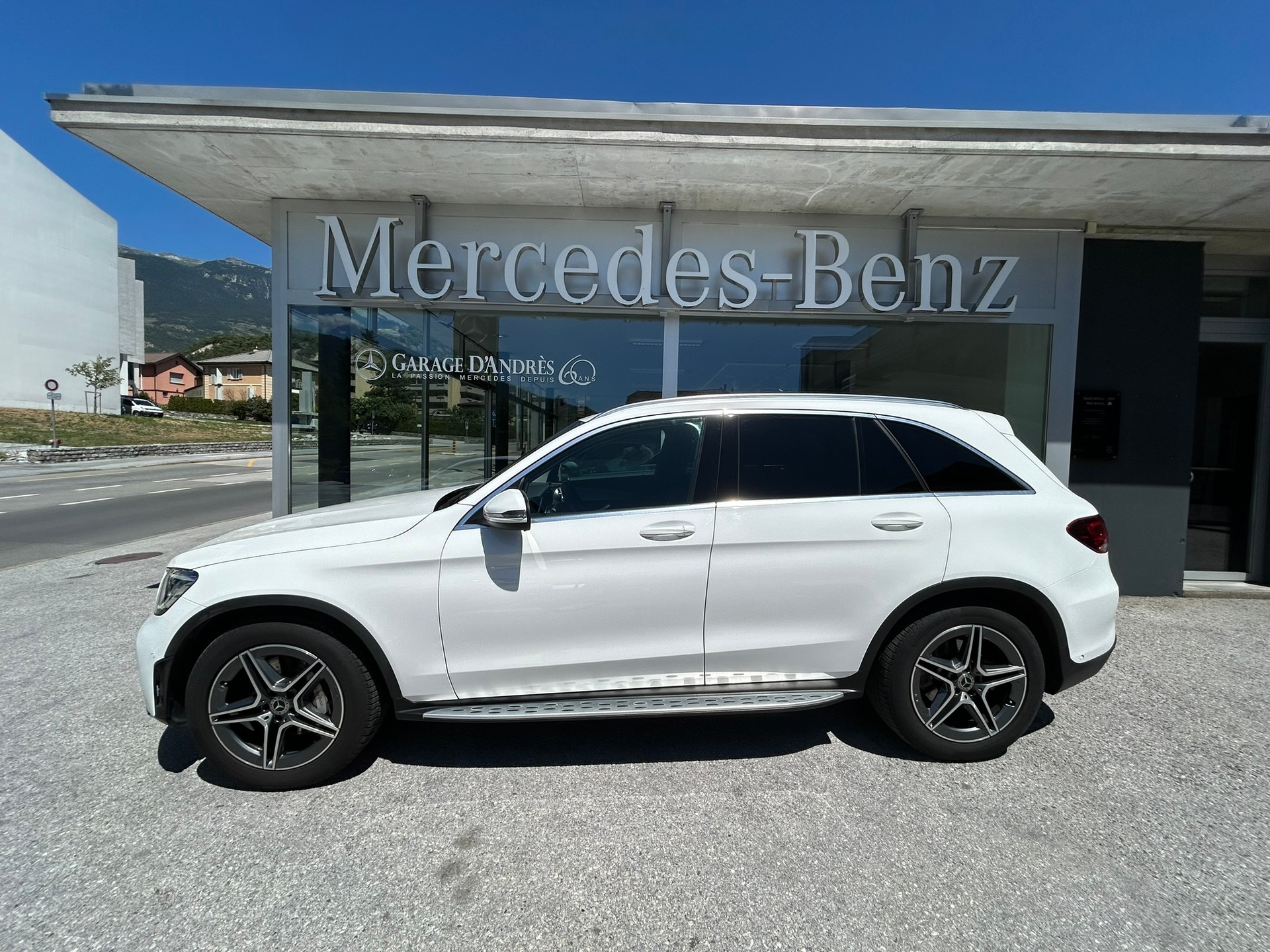 MERCEDES-BENZ GLC 200 AMG Line 4Matic 9G-Tronic-showroom-element-3