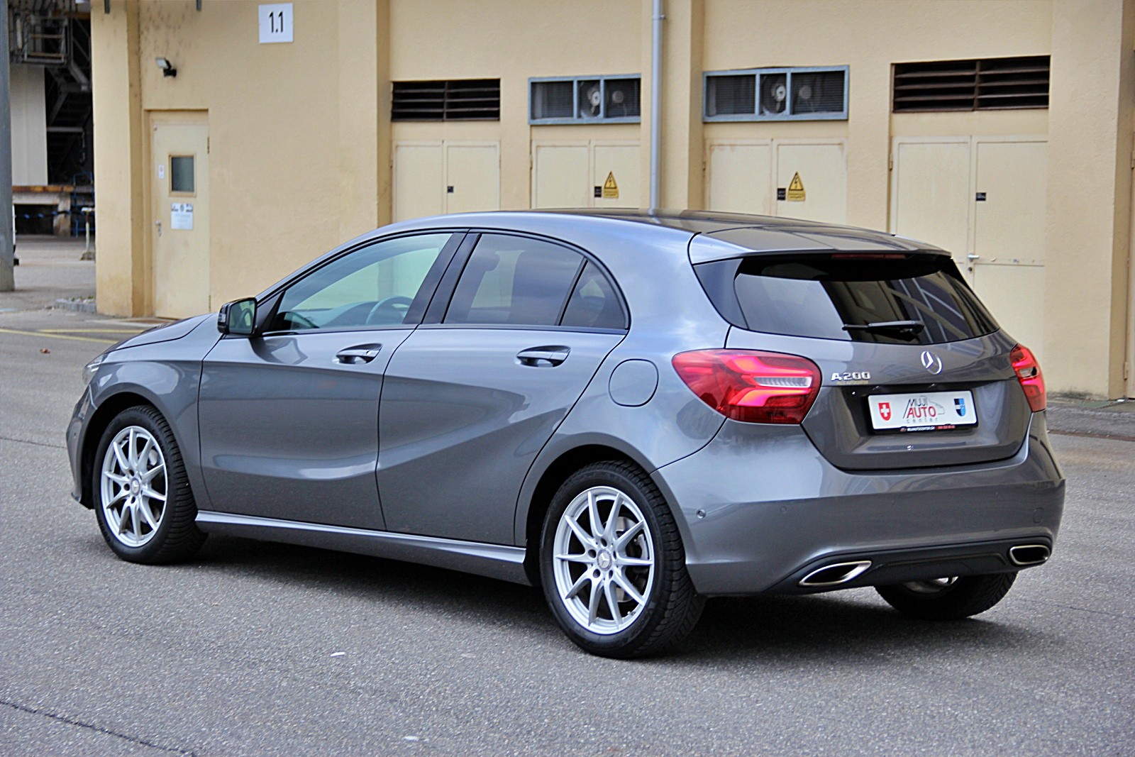 MERCEDES-BENZ A 200 Urban 7G-DCT-showroom-element-2