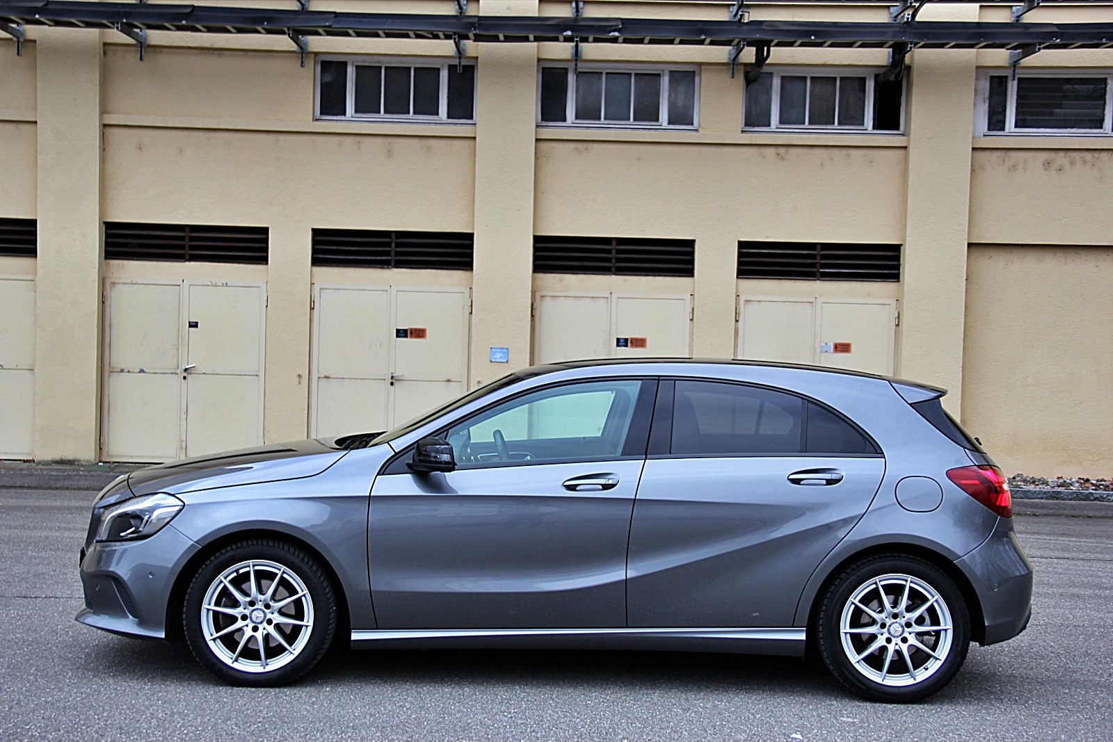 MERCEDES-BENZ A 200 Urban 7G-DCT-showroom-element-1