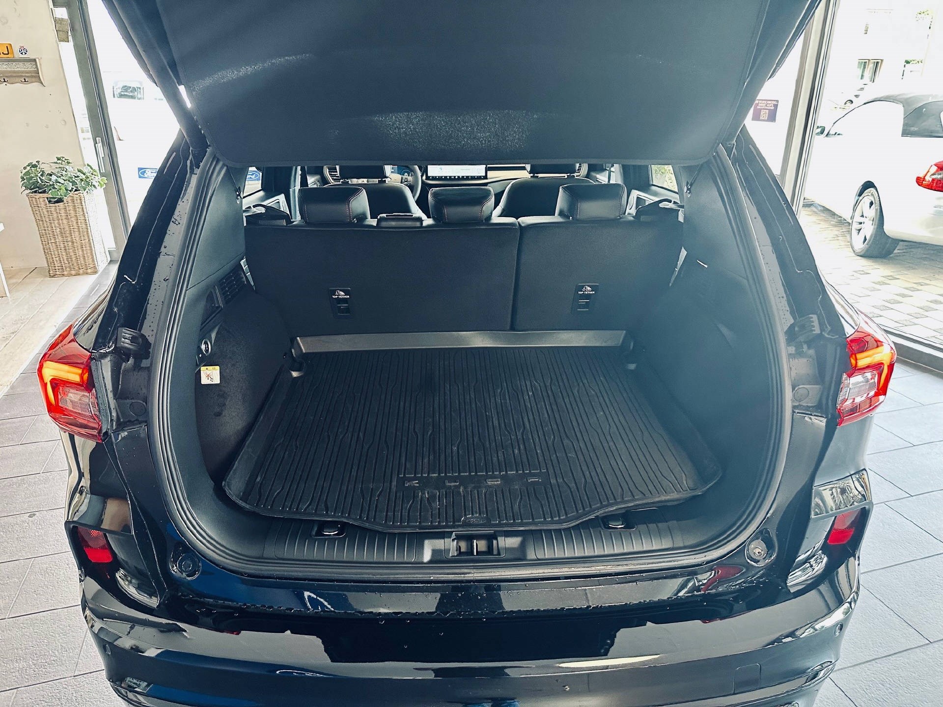FORD Kuga 2.5 Plug-in Hybrid ST-Line X-showroom-element-3
