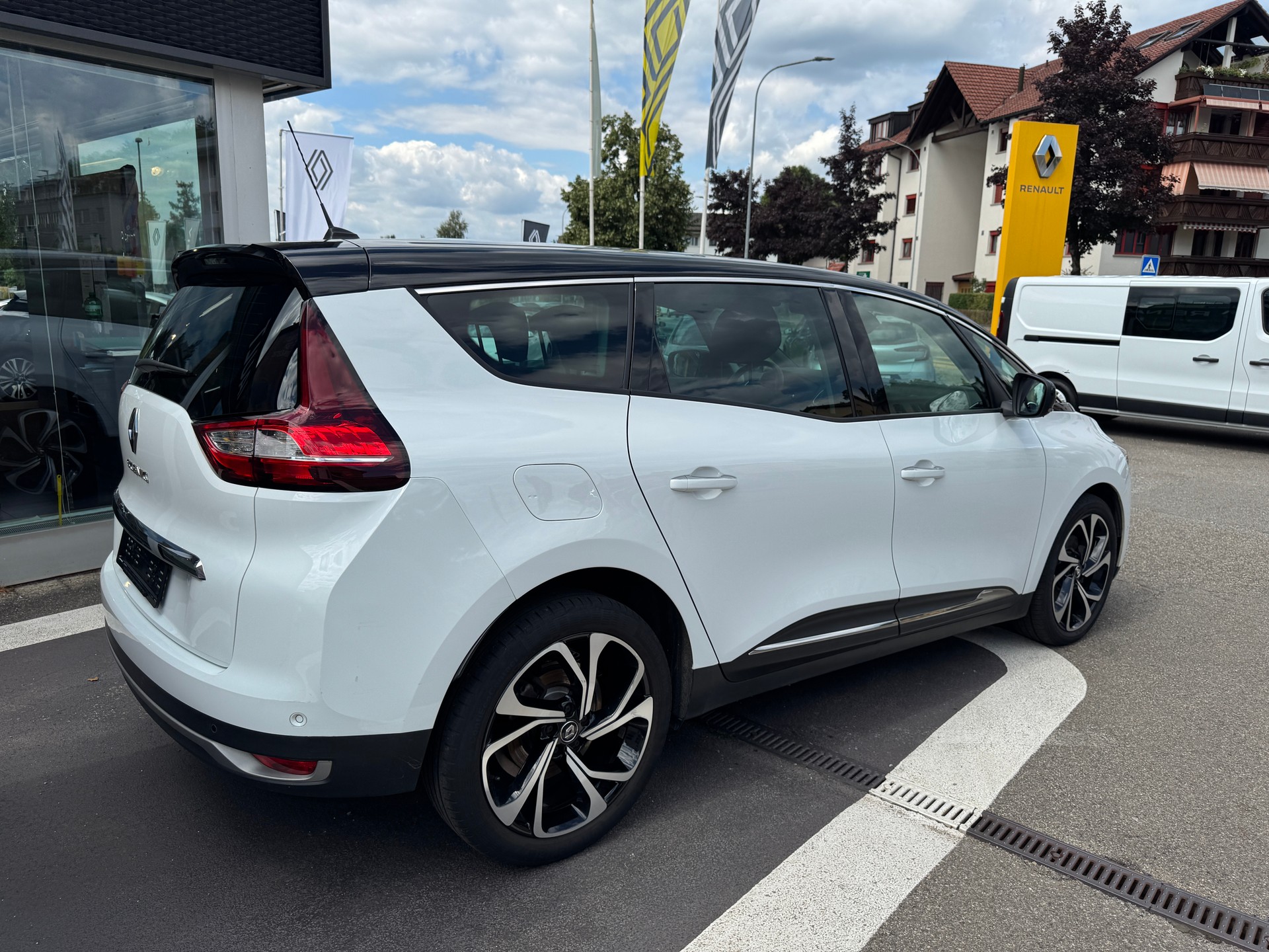 RENAULT Grand Scénic 1.8 dCi Intens EDC-showroom-element-1