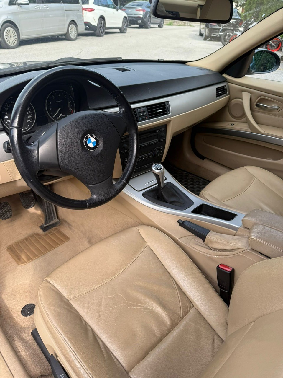 BMW 325xi-showroom-element-2