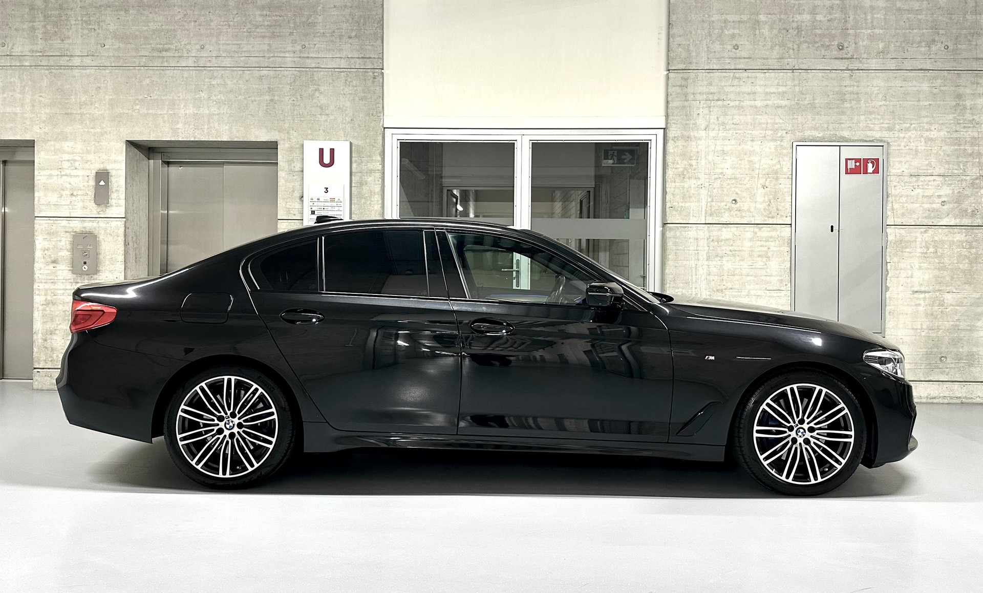 BMW 530d xDrive Pure M Sport Edition Steptronic-image-4
