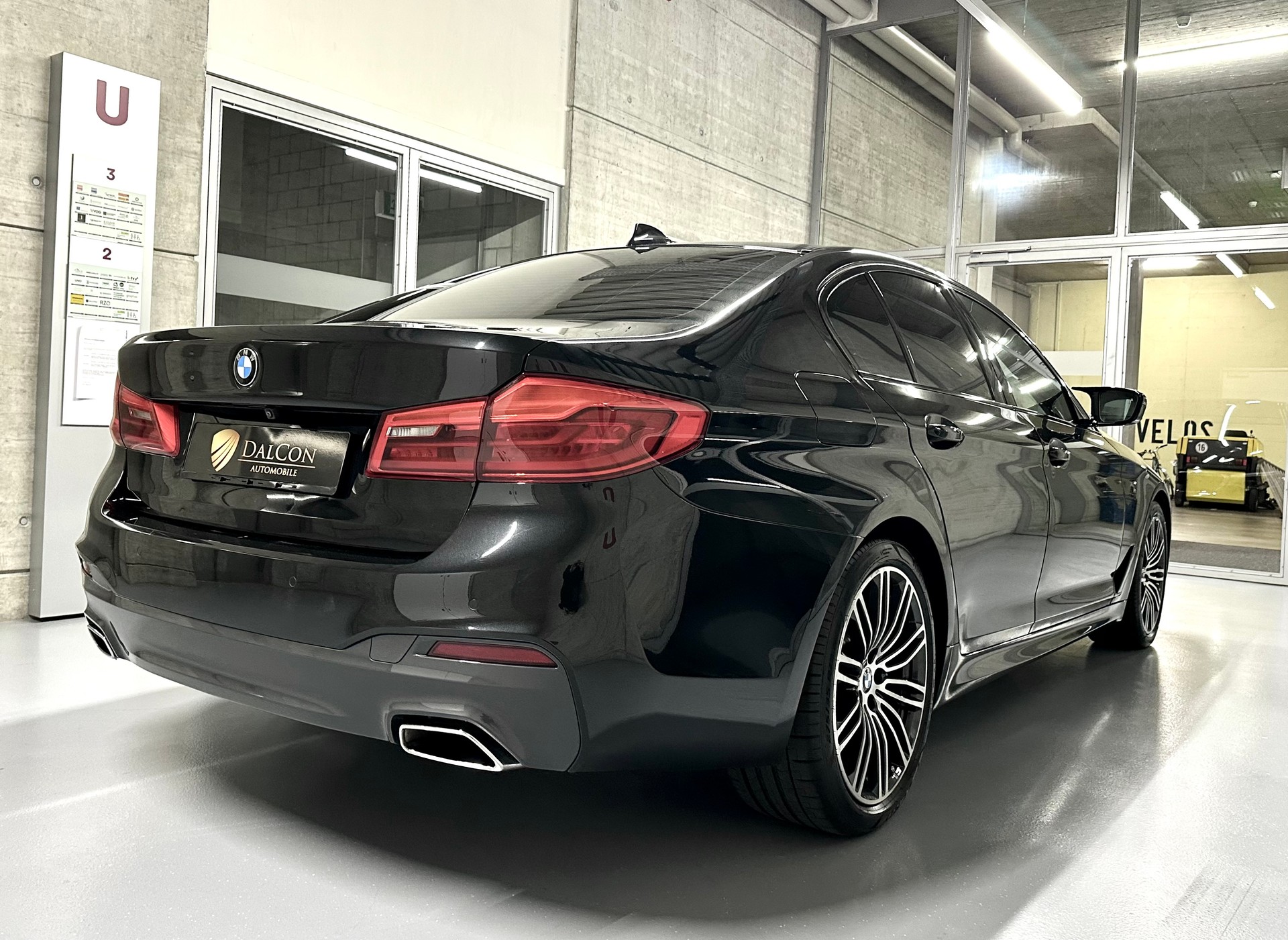 BMW 530d xDrive Pure M Sport Edition Steptronic-image-8