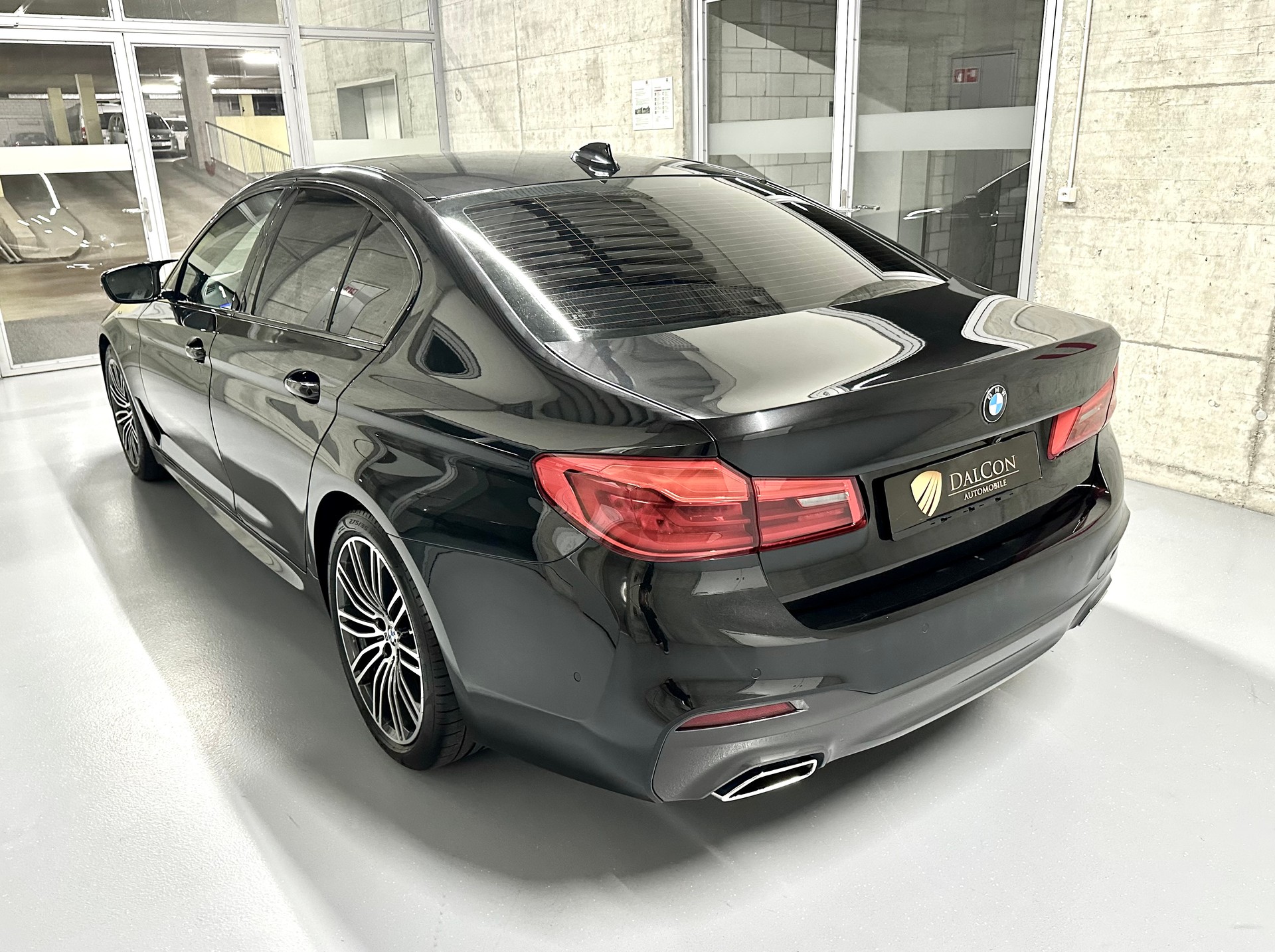 BMW 530d xDrive Pure M Sport Edition Steptronic-image-10