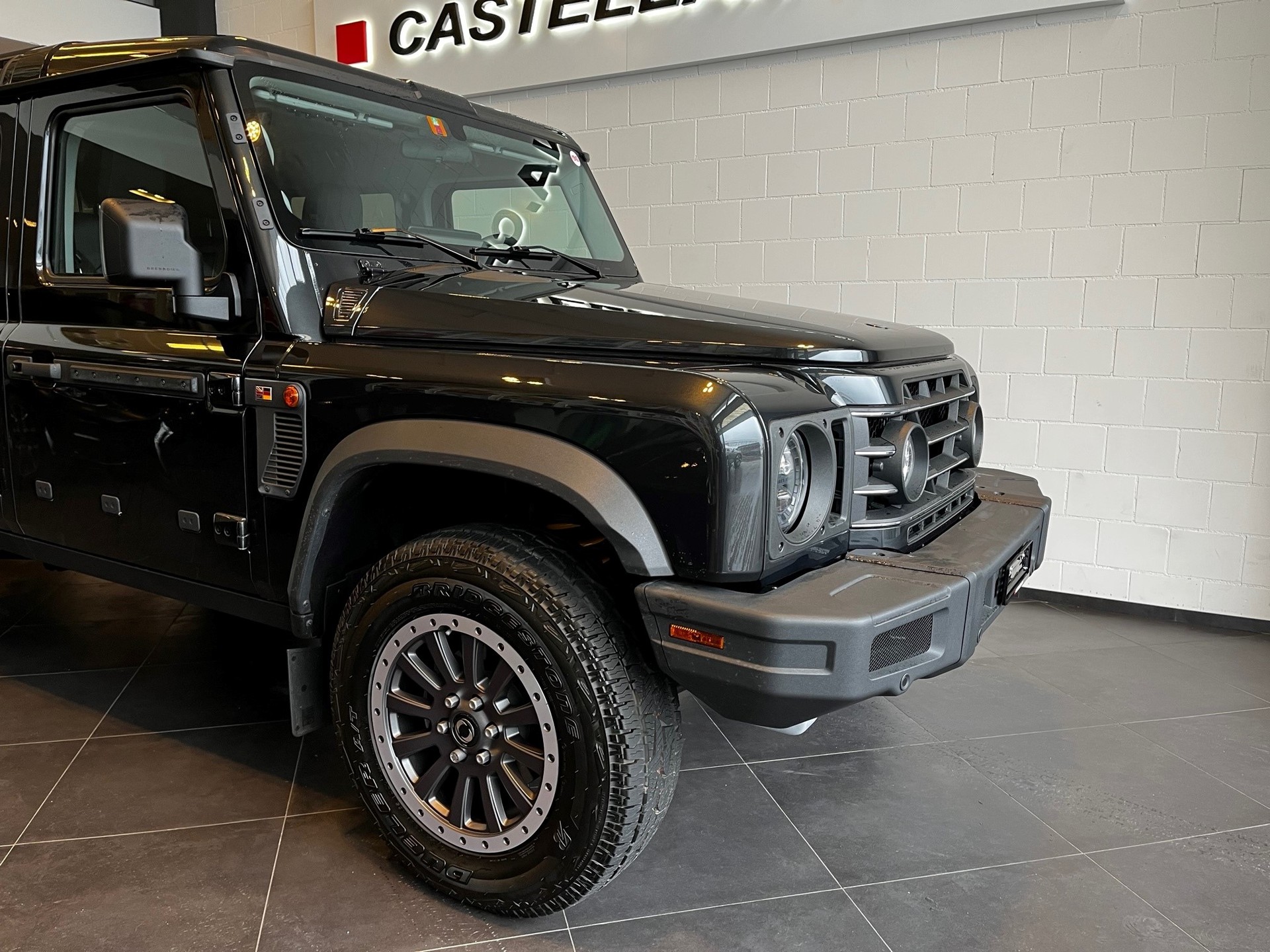 INEOS 3.0 Fieldmaster Edition-showroom-element-1