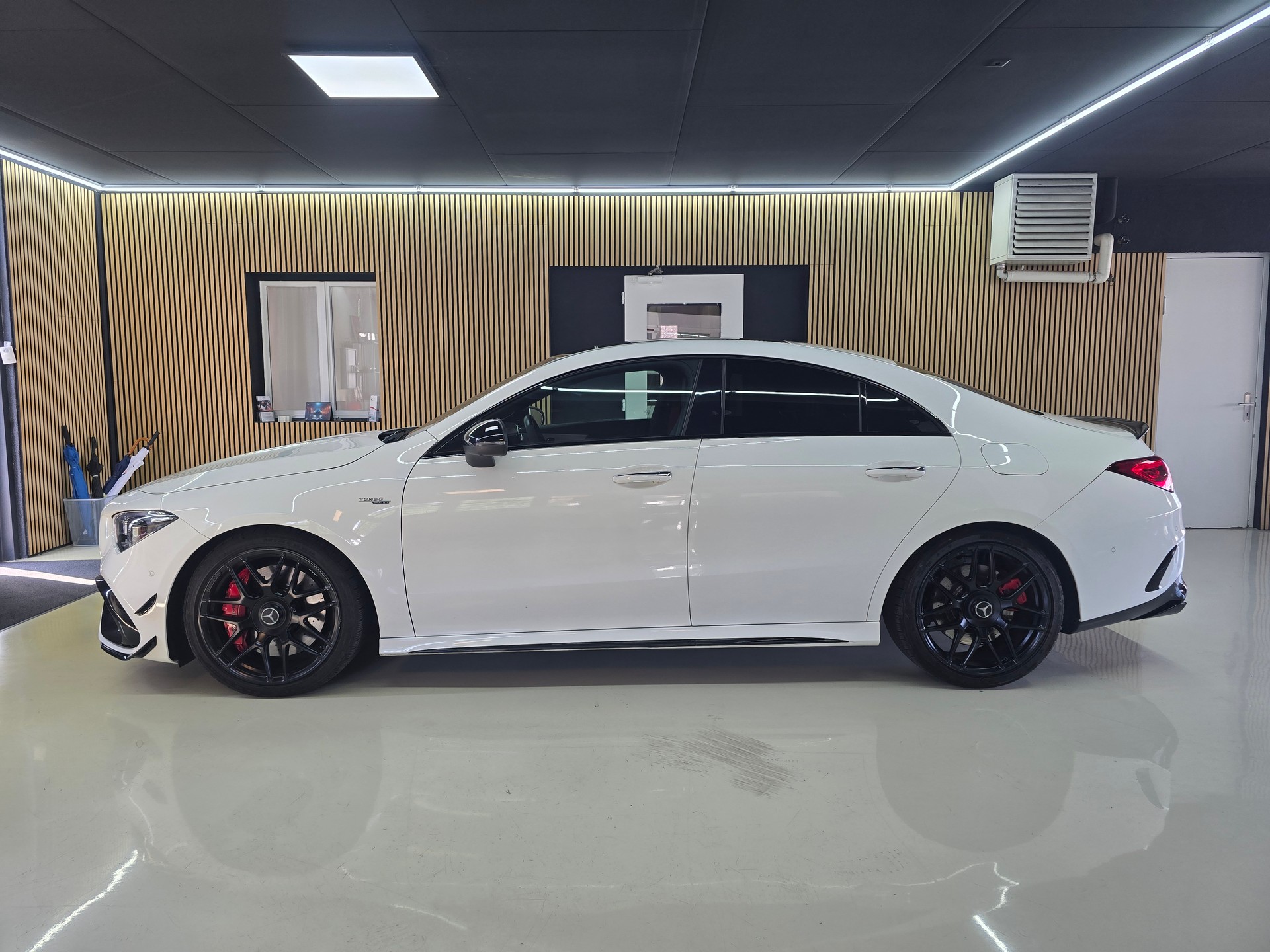 MERCEDES-BENZ CLA 45 S AMG 4Matic+ 8G-DCT-showroom-element-3