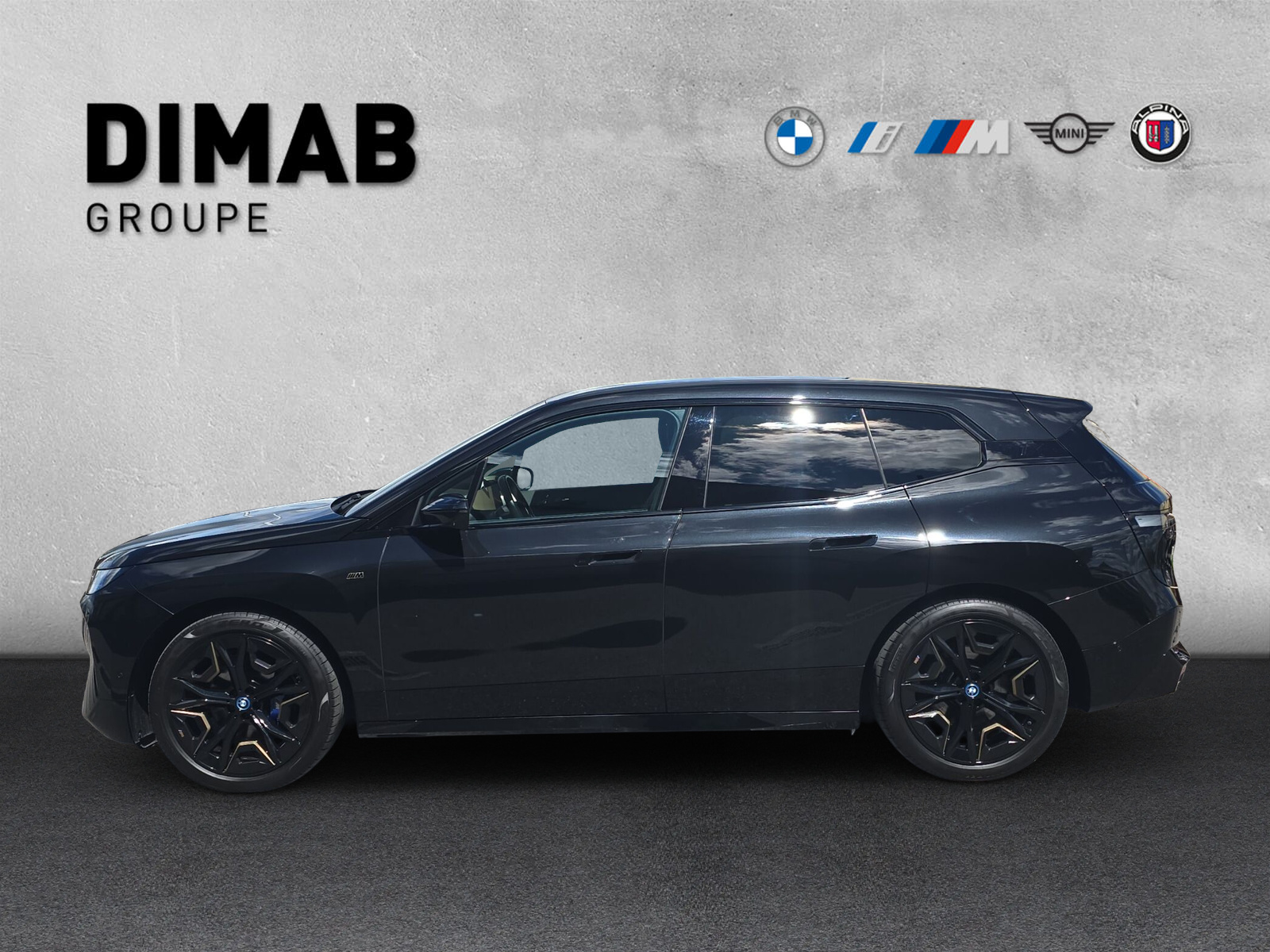 BMW iX M60-showroom-element-1