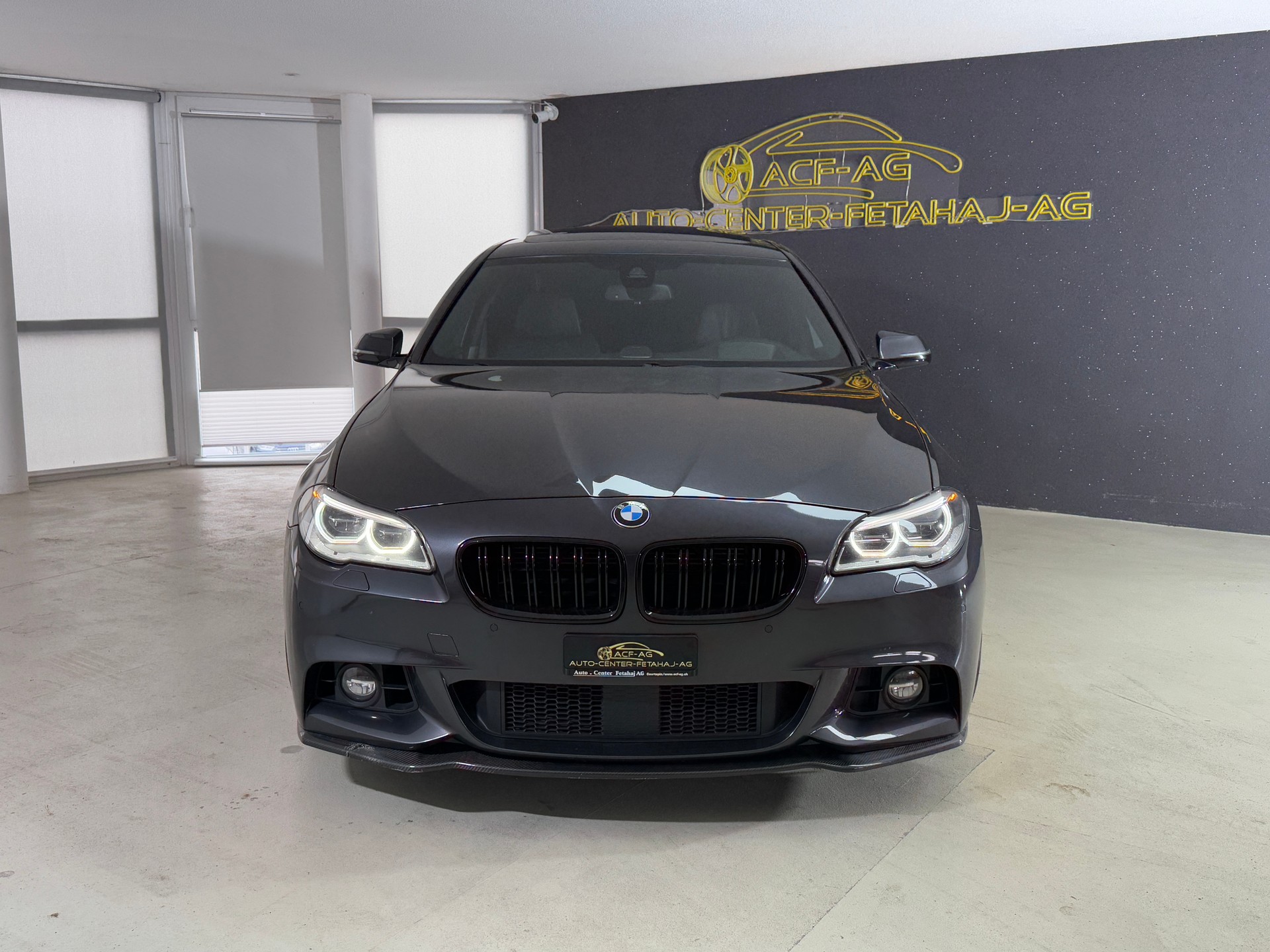 BMW 550i xDrive Steptronic-showroom-element-1