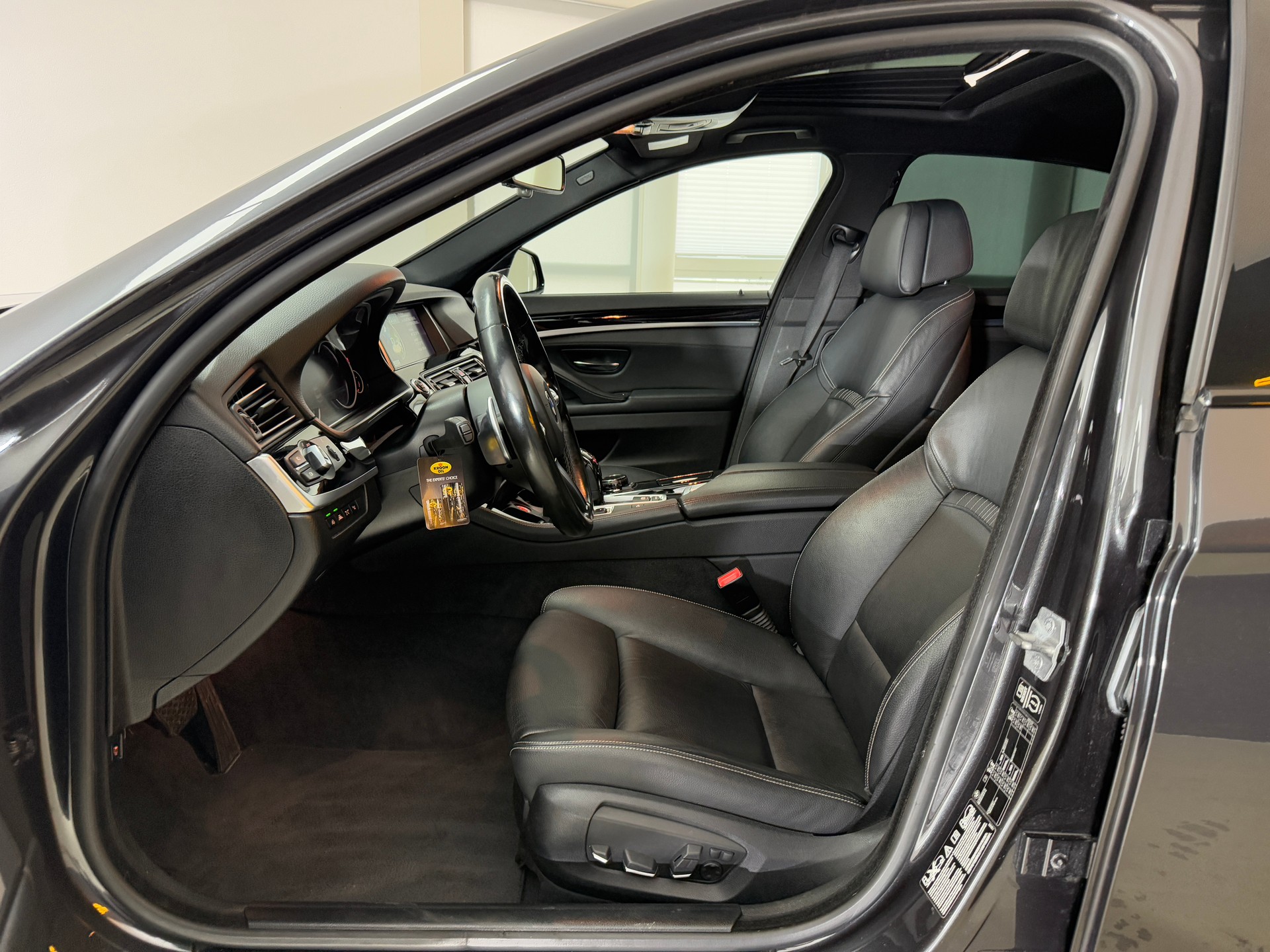 BMW 550i xDrive Steptronic-showroom-element-3