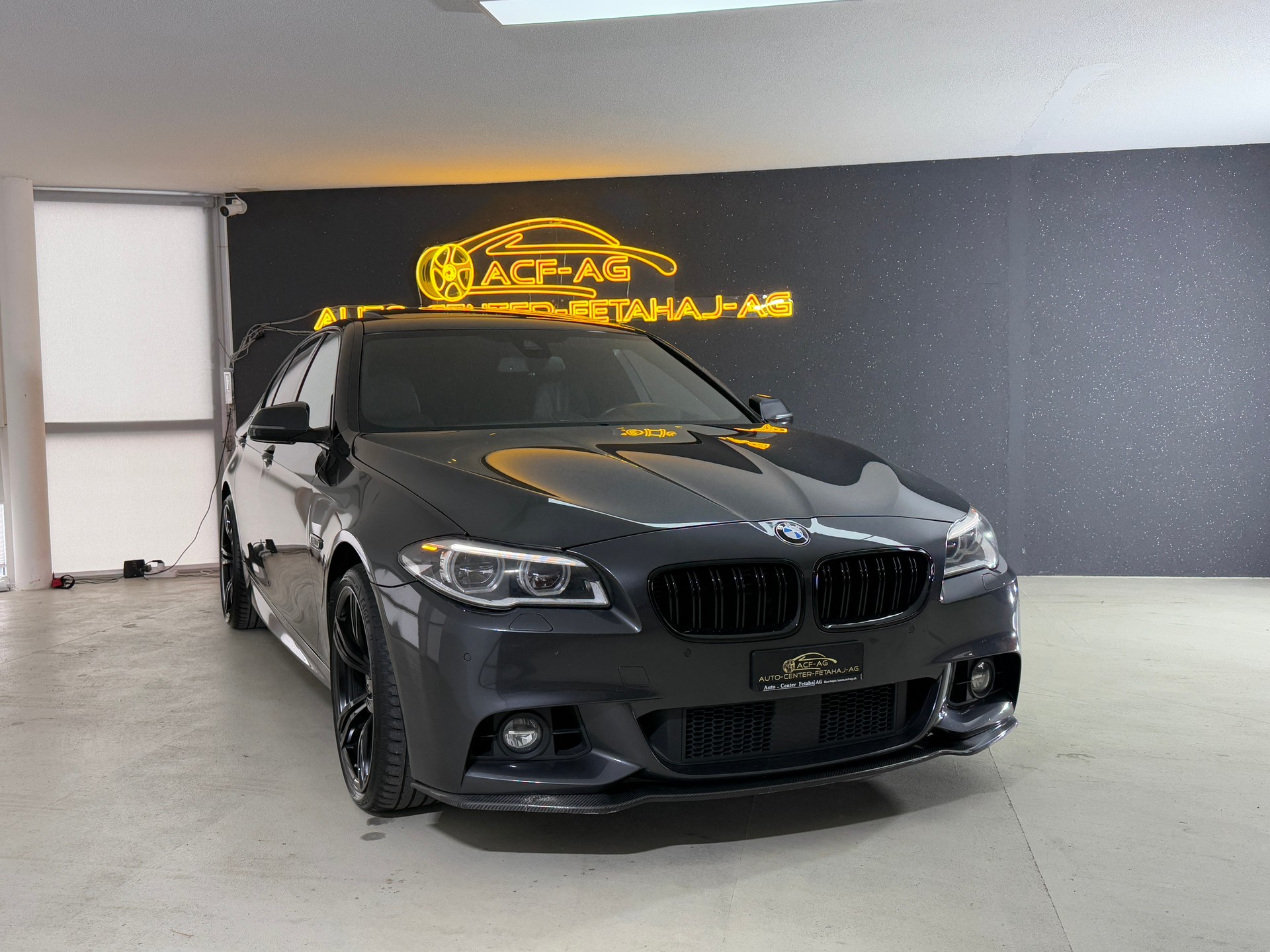BMW 550i xDrive Steptronic-showroom-element-2