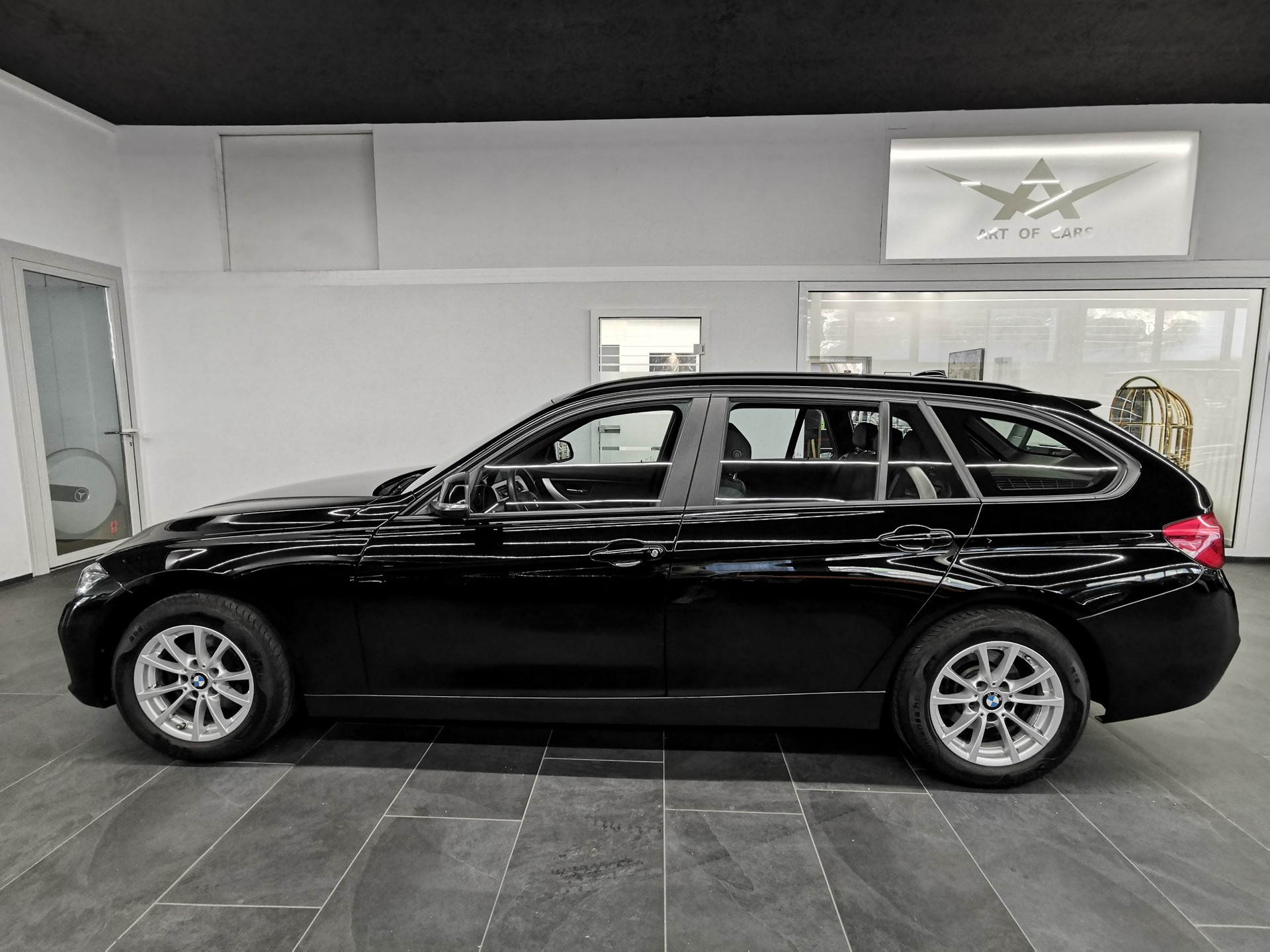 BMW 318d xDrive 8-FACH FELGEN ORIGINAL Touring NAVIGATION PROFESSIONAL ADVANTAGE SERVOTRONIC ROAD SIGN DETECTION Edition M Sport-image-3