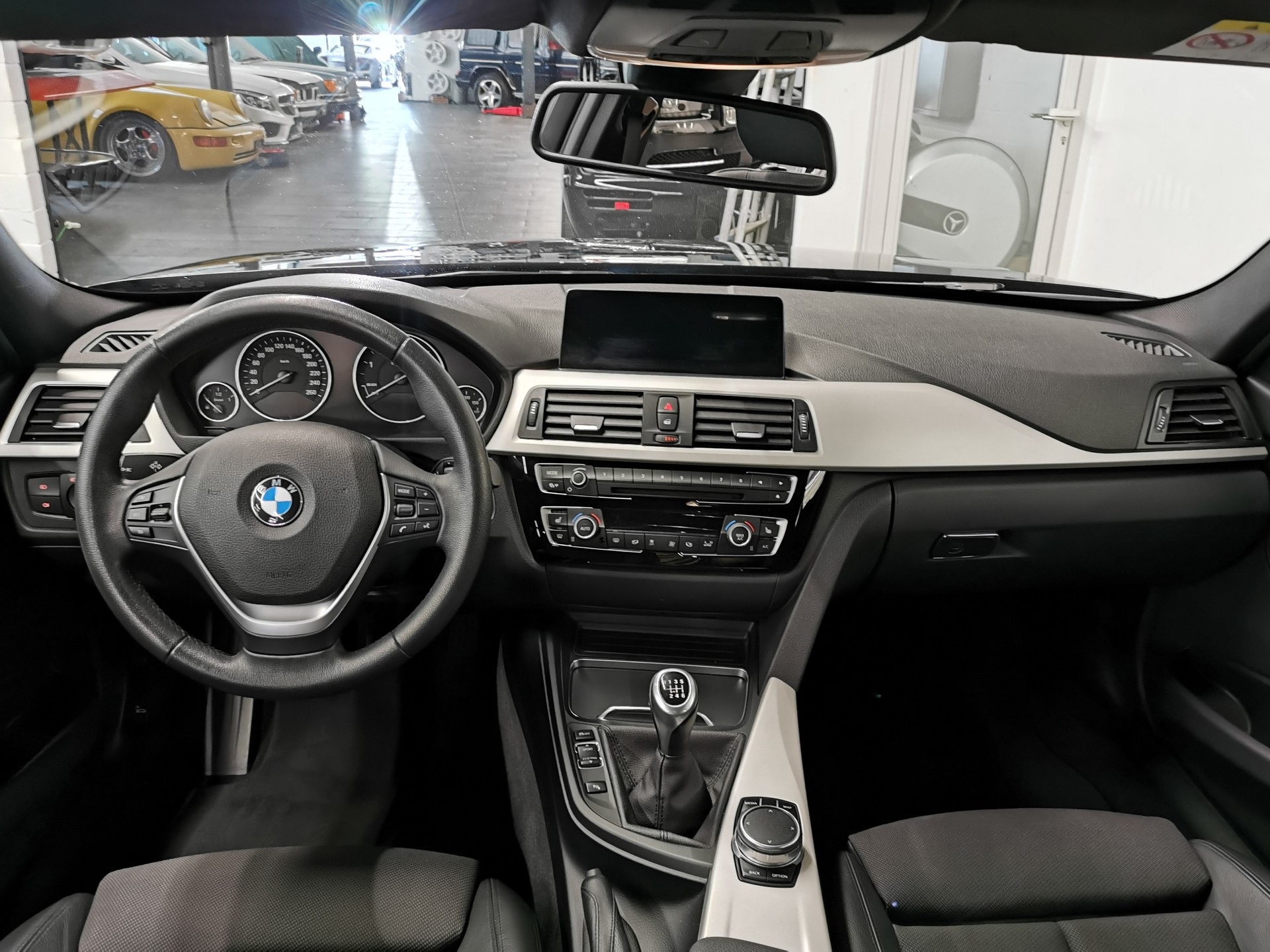 BMW 318d xDrive 8-FACH FELGEN ORIGINAL Touring NAVIGATION PROFESSIONAL ADVANTAGE SERVOTRONIC ROAD SIGN DETECTION Edition M Sport-image-11