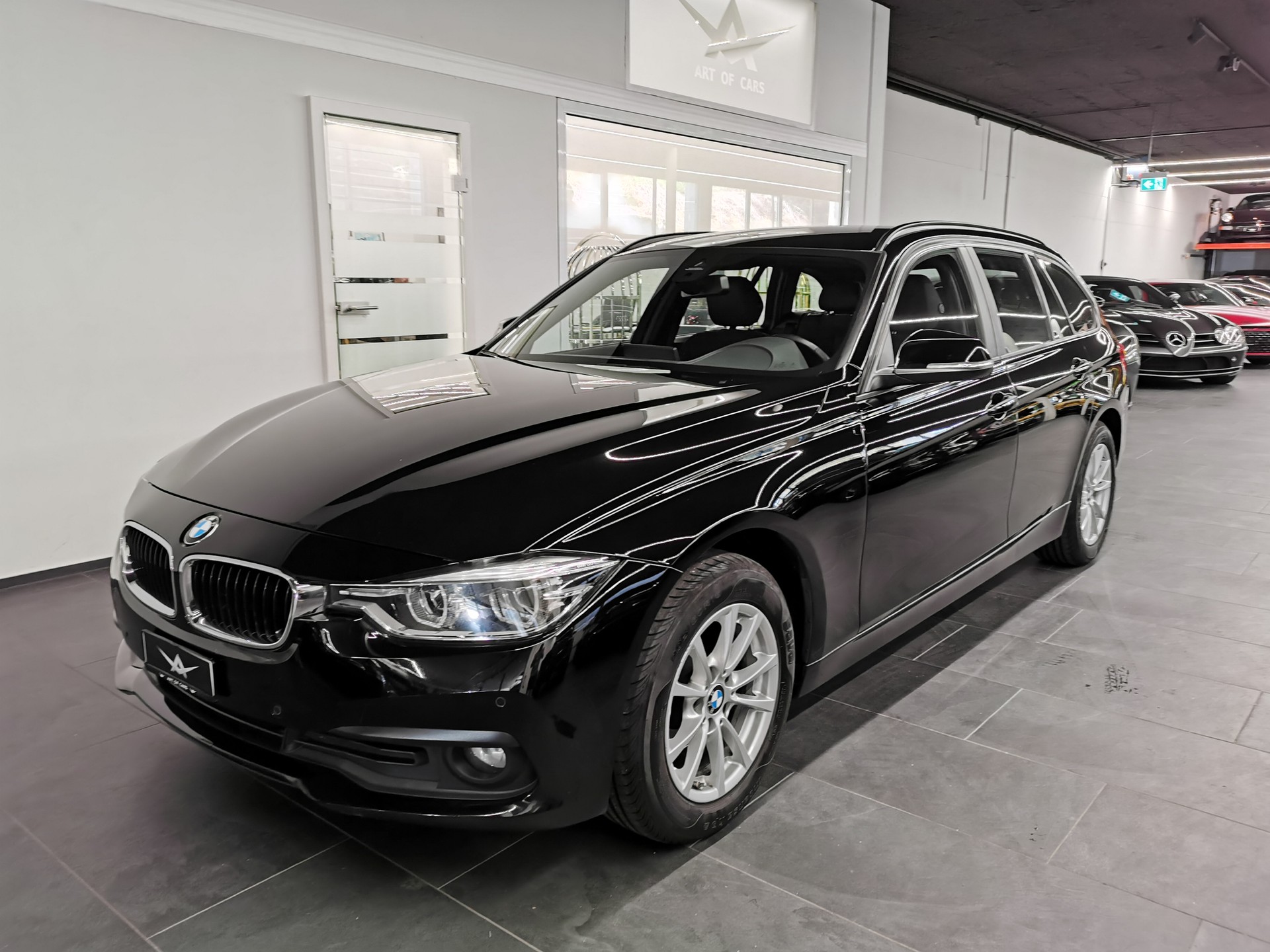BMW 318d xDrive 8-FACH FELGEN ORIGINAL Touring NAVIGATION PROFESSIONAL ADVANTAGE SERVOTRONIC ROAD SIGN DETECTION Edition M Sport-image-2