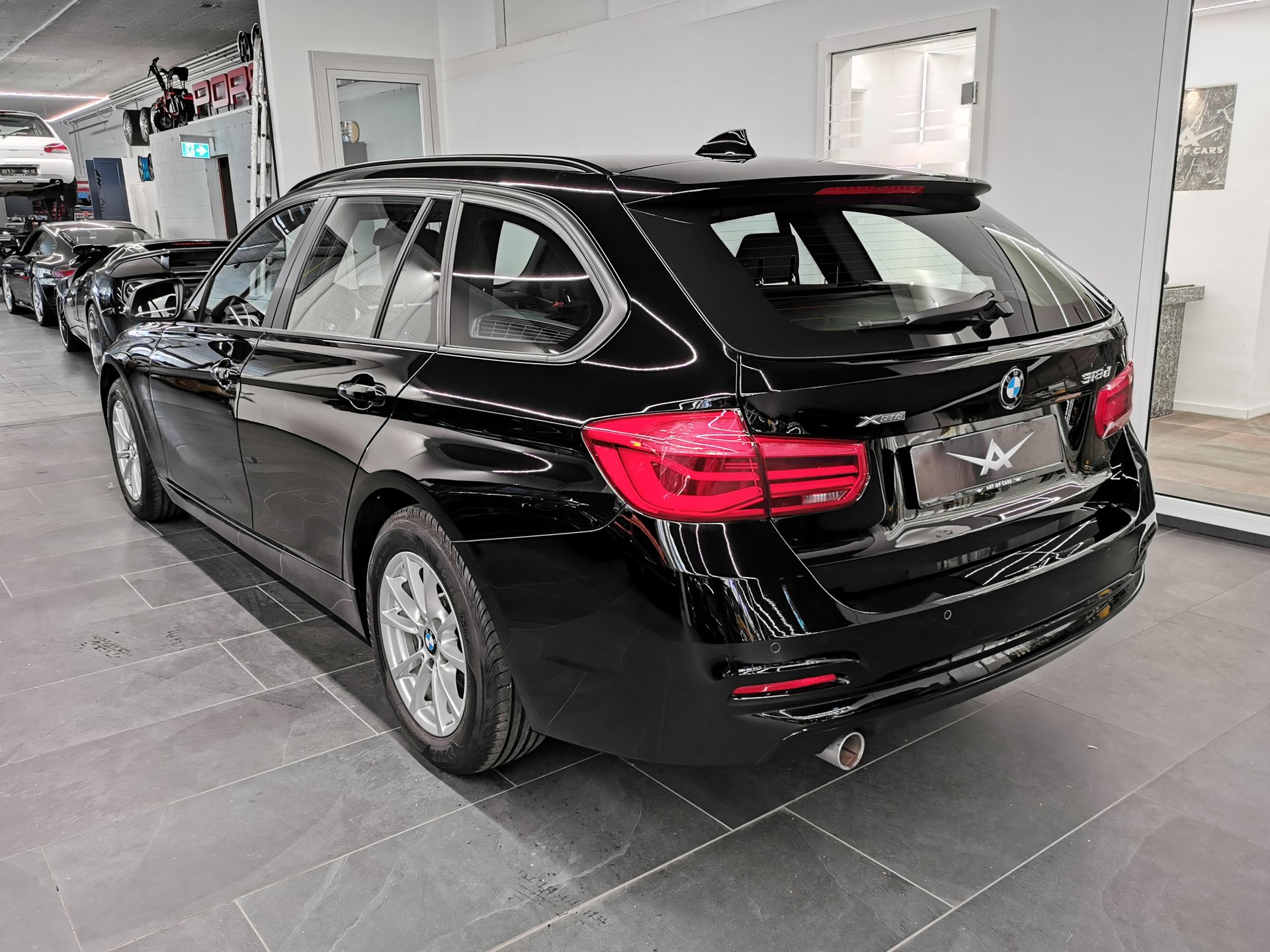 BMW 318d xDrive 8-FACH FELGEN ORIGINAL Touring NAVIGATION PROFESSIONAL ADVANTAGE SERVOTRONIC ROAD SIGN DETECTION Edition M Sport-image-4