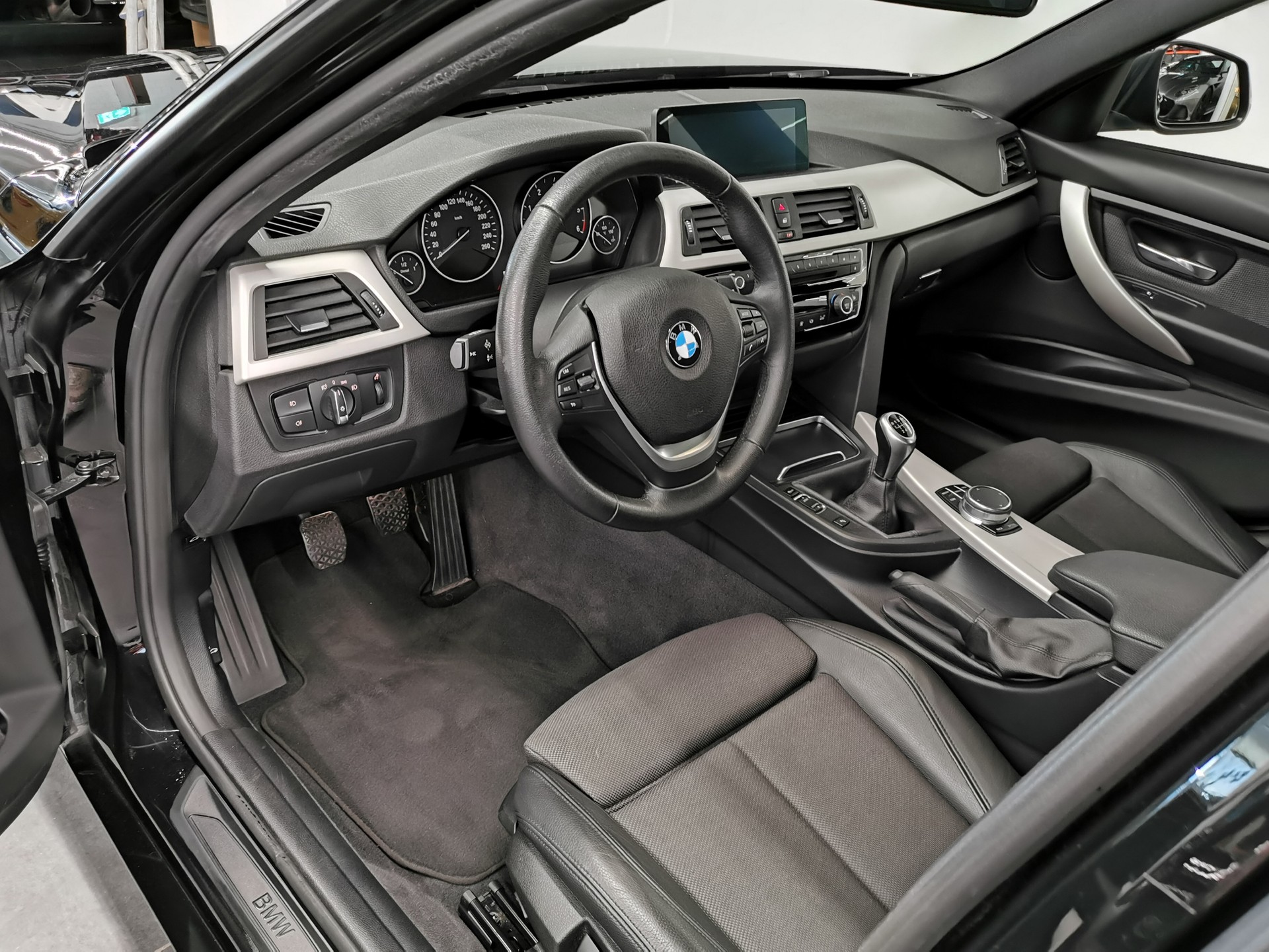 BMW 318d xDrive 8-FACH FELGEN ORIGINAL Touring NAVIGATION PROFESSIONAL ADVANTAGE SERVOTRONIC ROAD SIGN DETECTION Edition M Sport-image-7