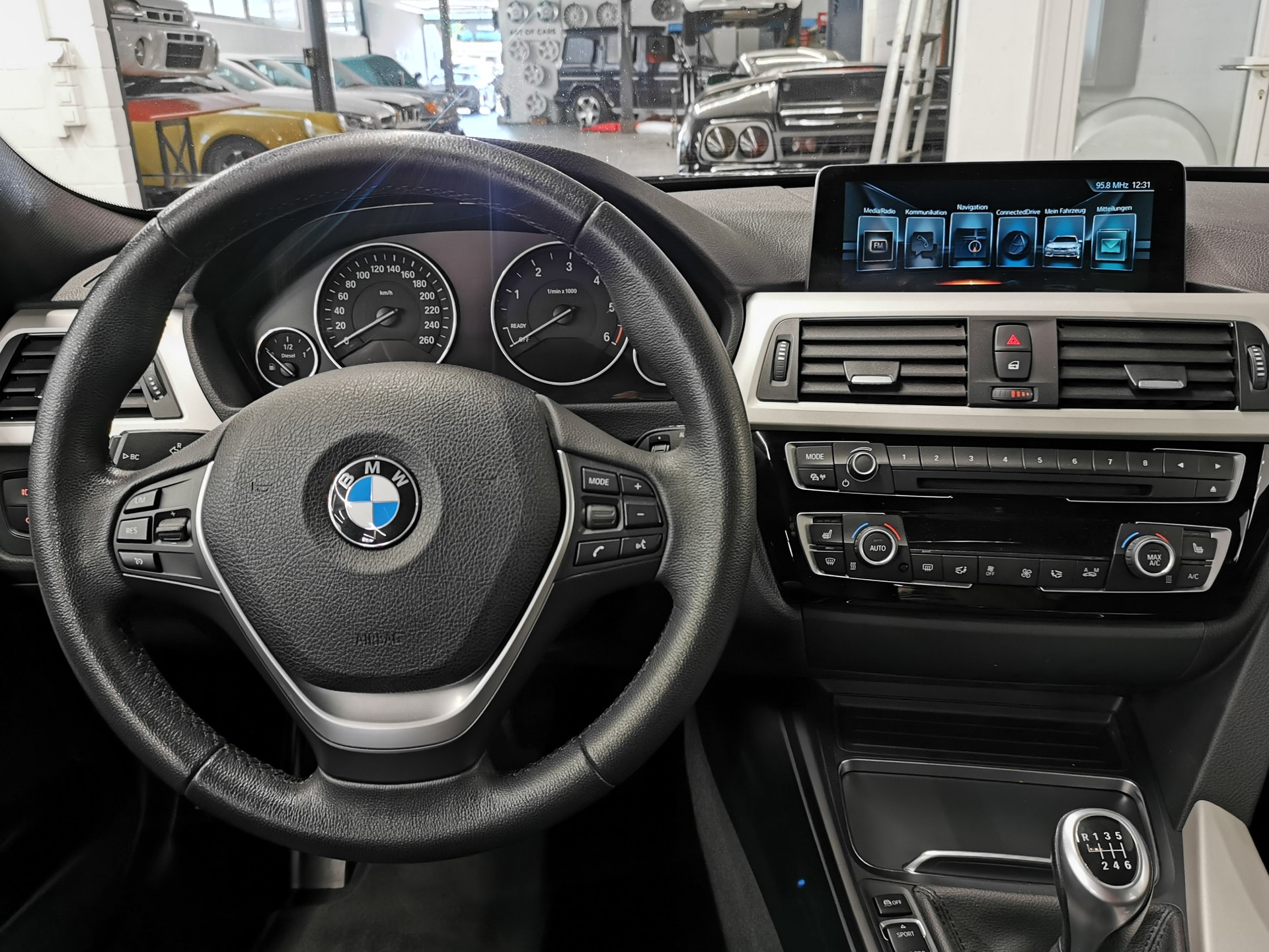BMW 318d xDrive 8-FACH FELGEN ORIGINAL Touring NAVIGATION PROFESSIONAL ADVANTAGE SERVOTRONIC ROAD SIGN DETECTION Edition M Sport-image-10