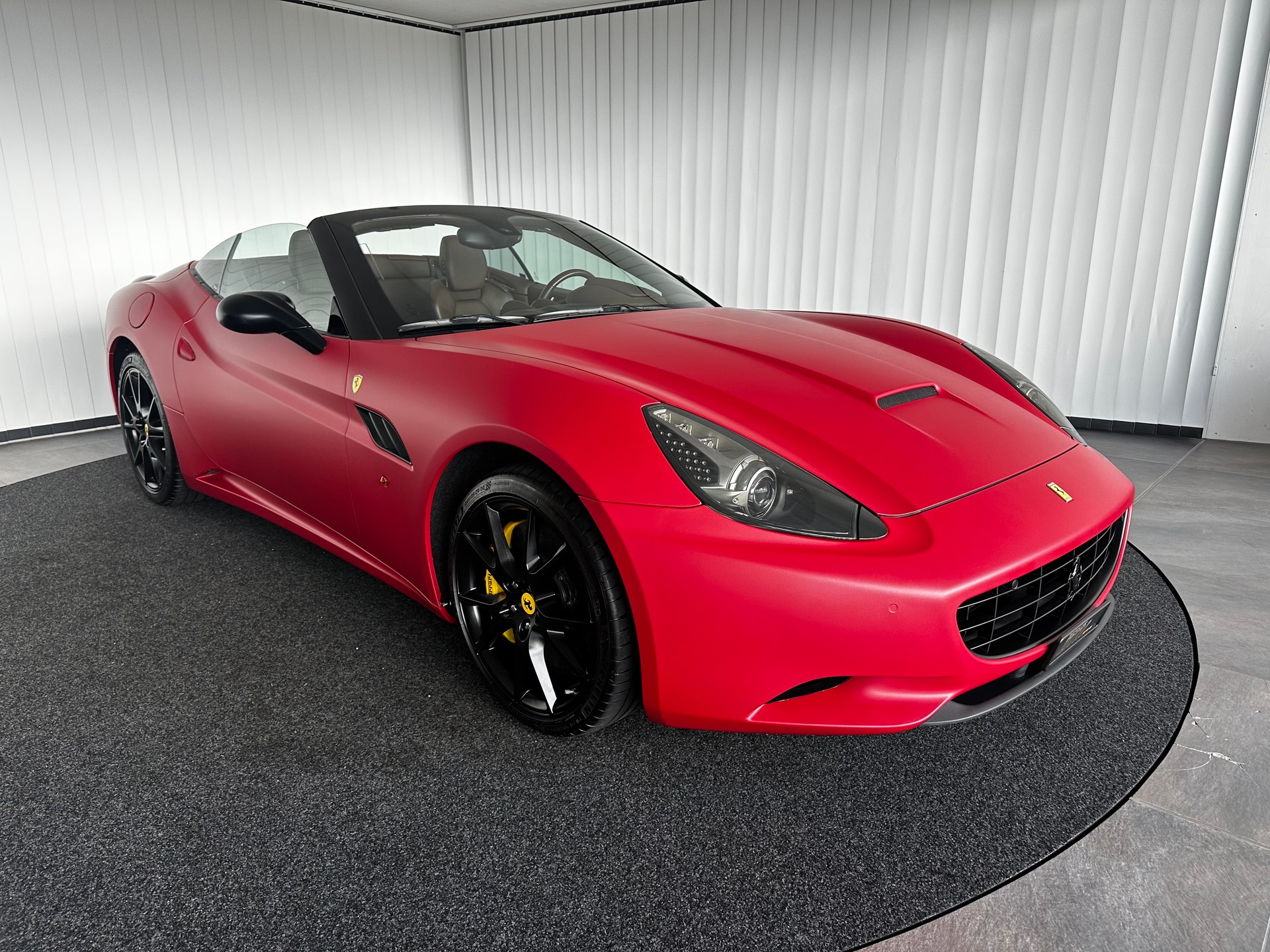FERRARI California 4.3 V8-showroom-element-2