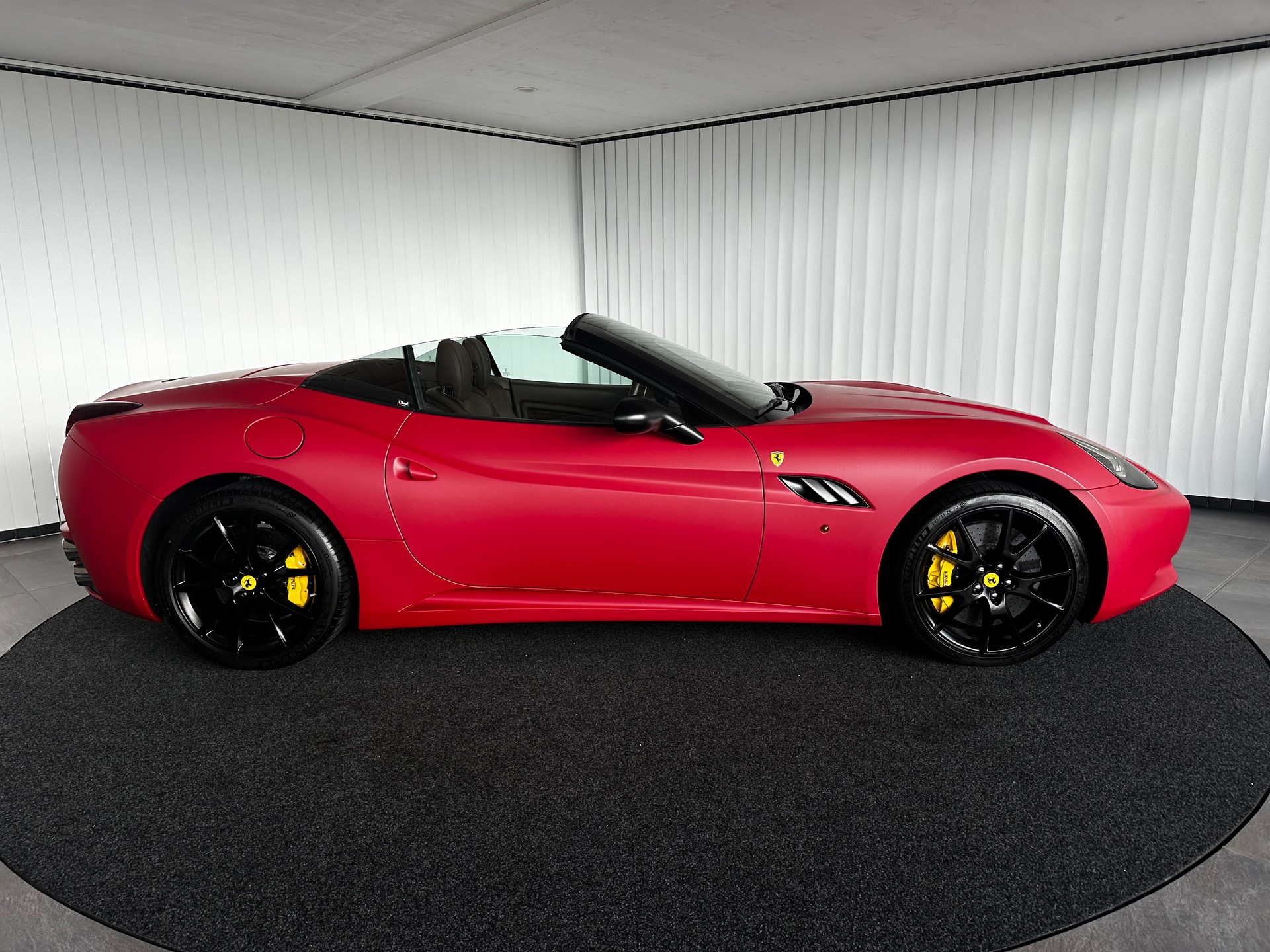 FERRARI California 4.3 V8-showroom-element-3