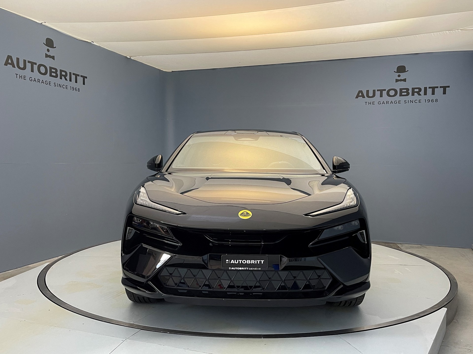 LOTUS Eletre S-showroom-element-1