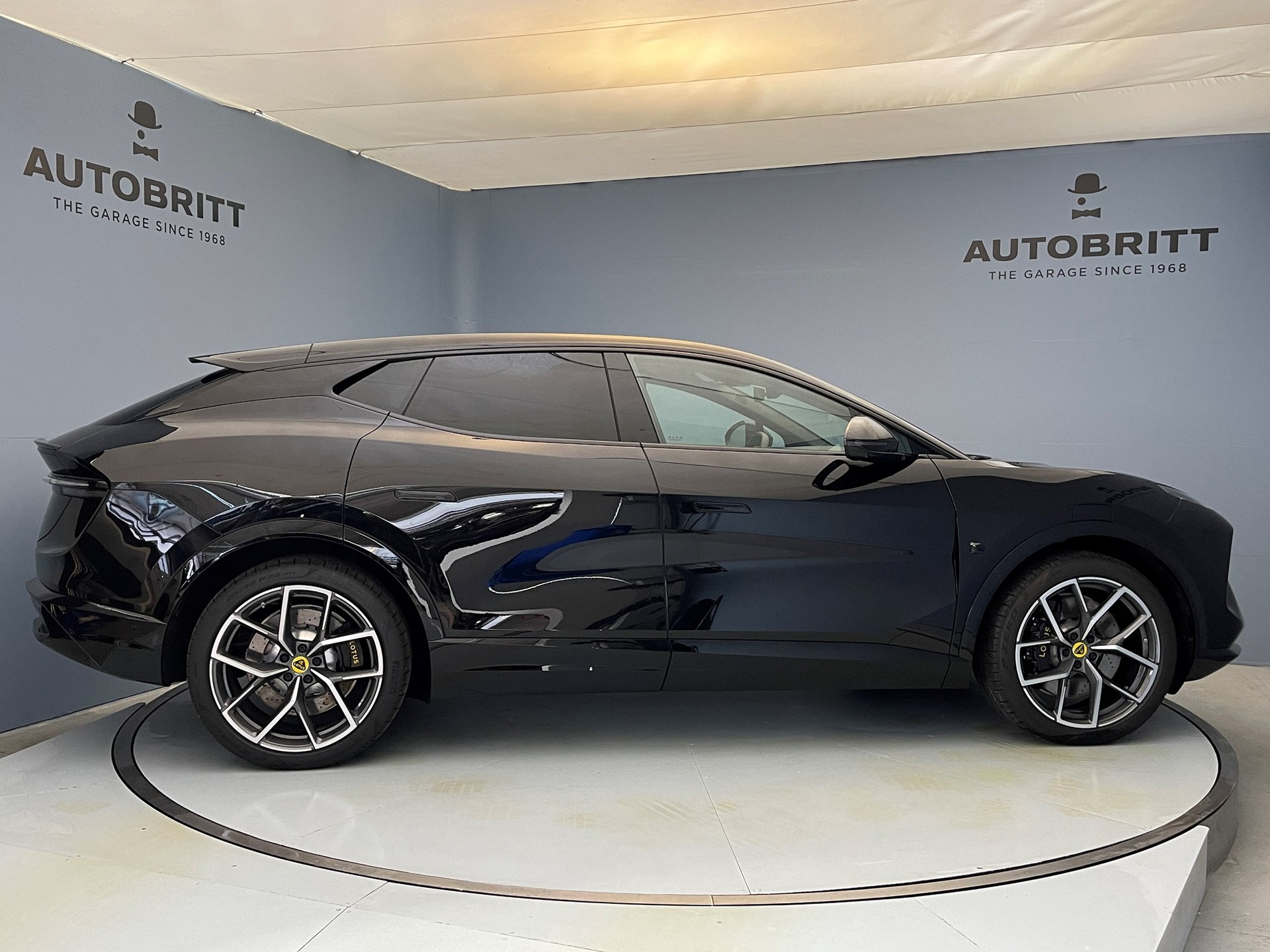 LOTUS Eletre S-showroom-element-2
