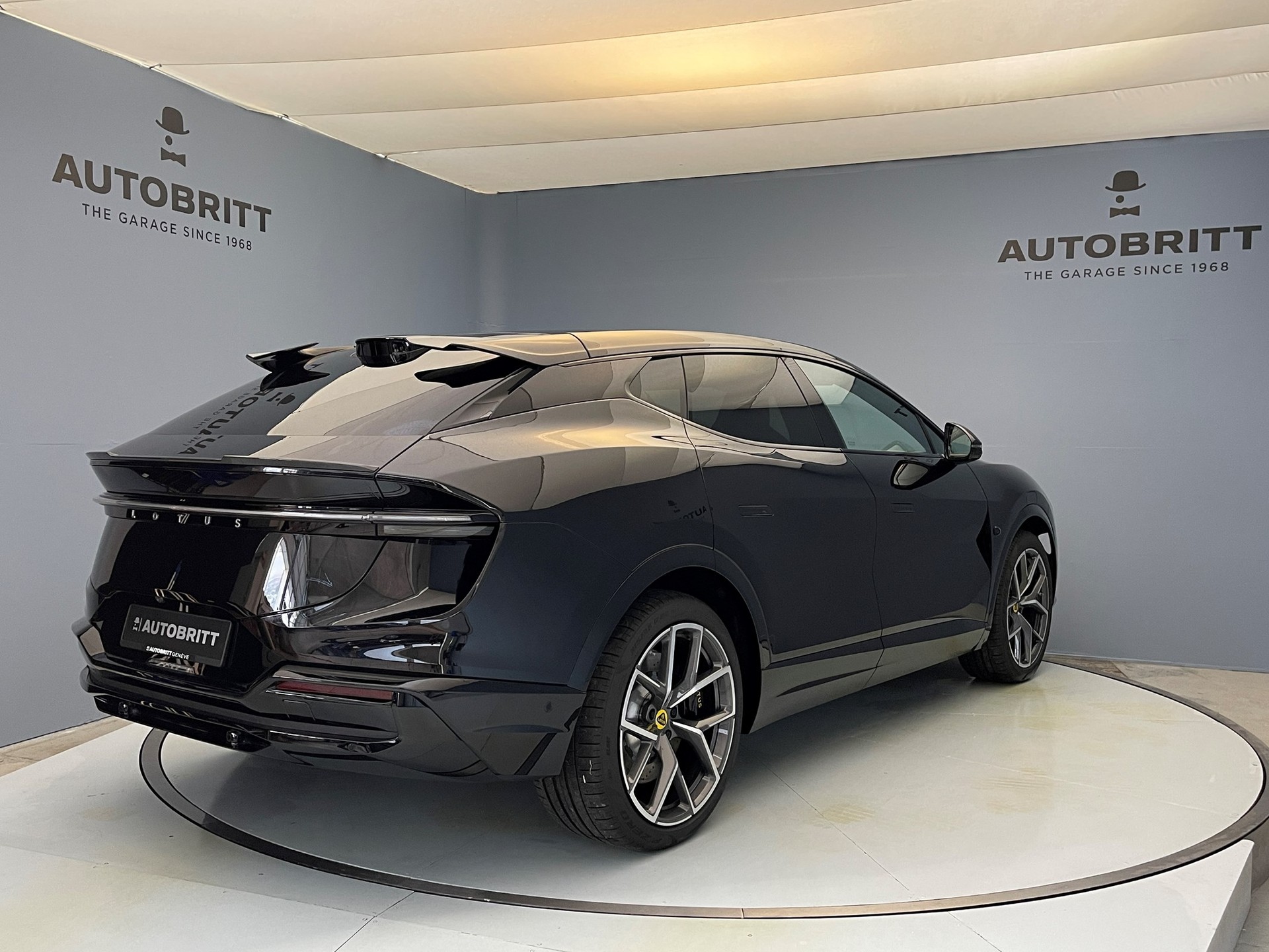 LOTUS Eletre S-showroom-element-3