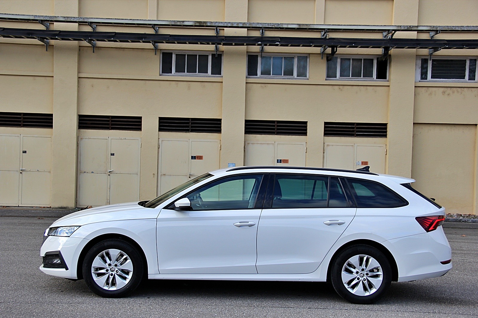 SKODA Octavia Combi 2.0 TDI DSG Ambition 4x4-showroom-element-1