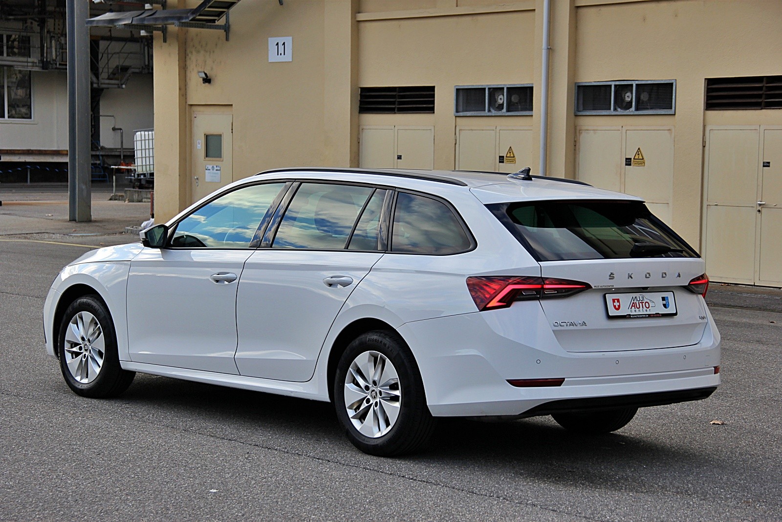 SKODA Octavia Combi 2.0 TDI DSG Ambition 4x4-showroom-element-2