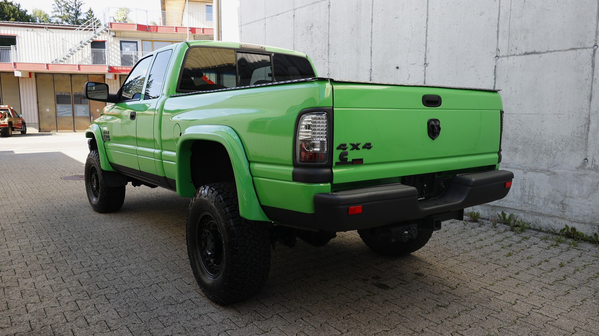 DODGE 2500-showroom-element-2