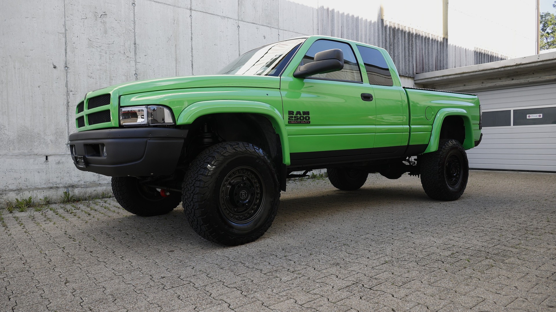 DODGE 2500-showroom-element-1