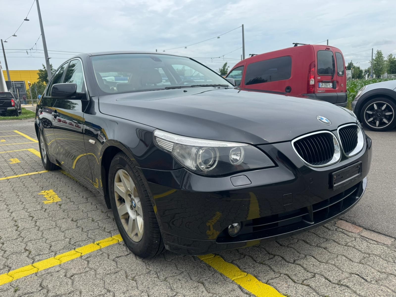 BMW 530i-showroom-element-1