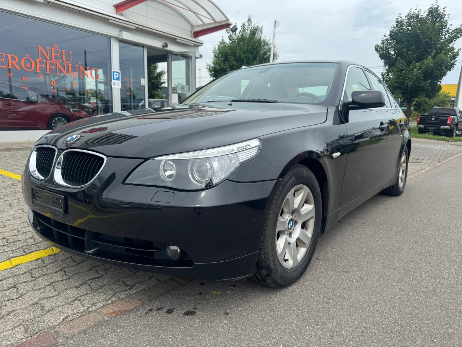 BMW 530i-showroom-element-2