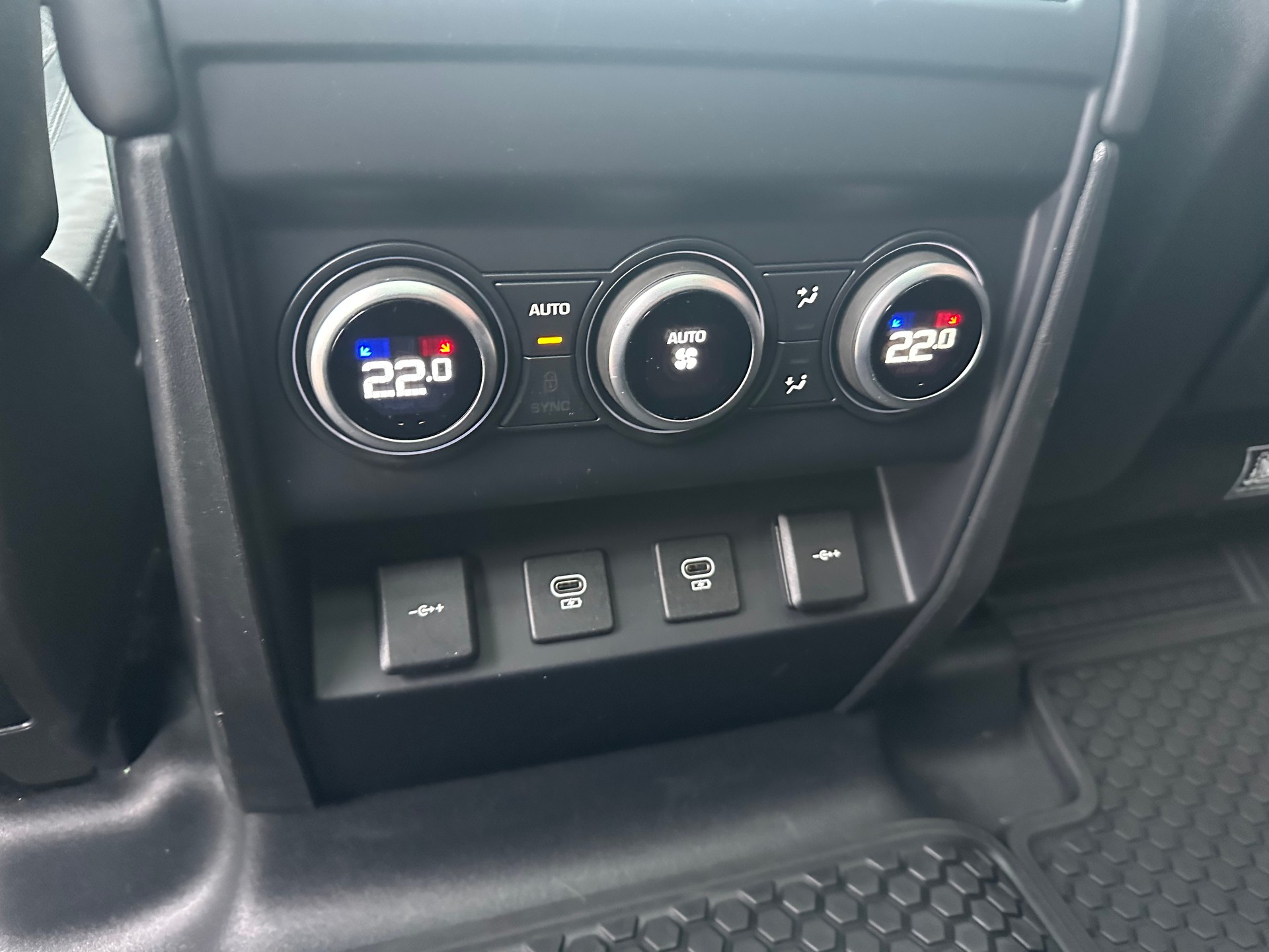 LAND ROVER Defender 110 3.0 D I6 300 Hardtop HSE AWD AT8-image-10