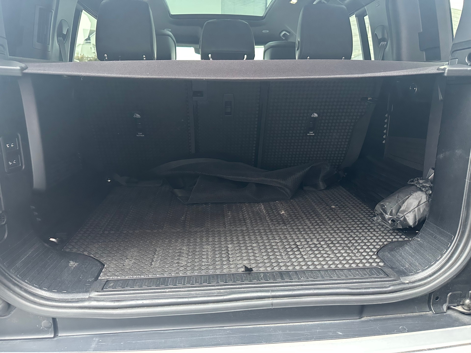 LAND ROVER Defender 110 3.0 D I6 300 Hardtop HSE AWD AT8-image-8