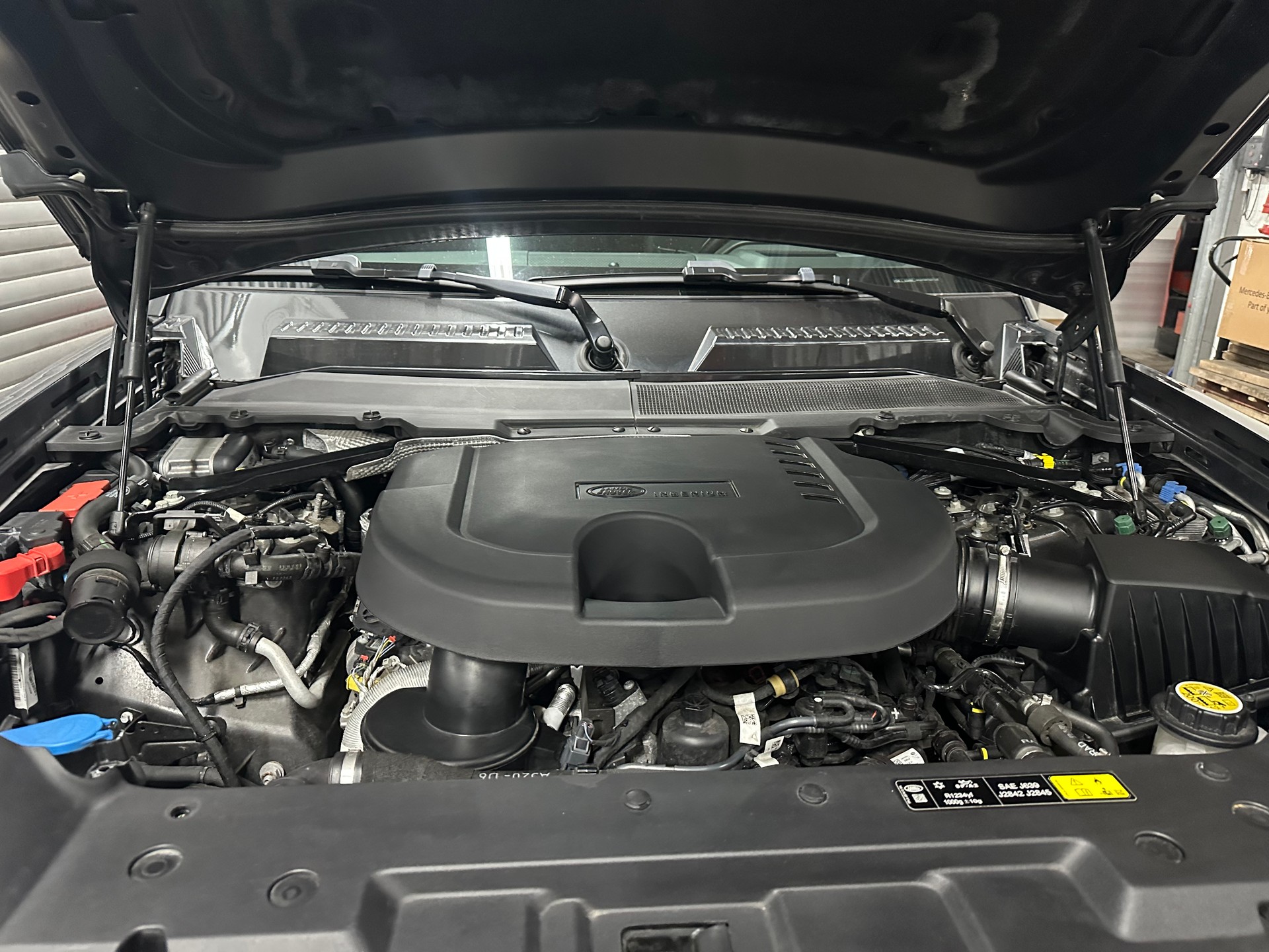 LAND ROVER Defender 110 3.0 D I6 300 Hardtop HSE AWD AT8-image-4