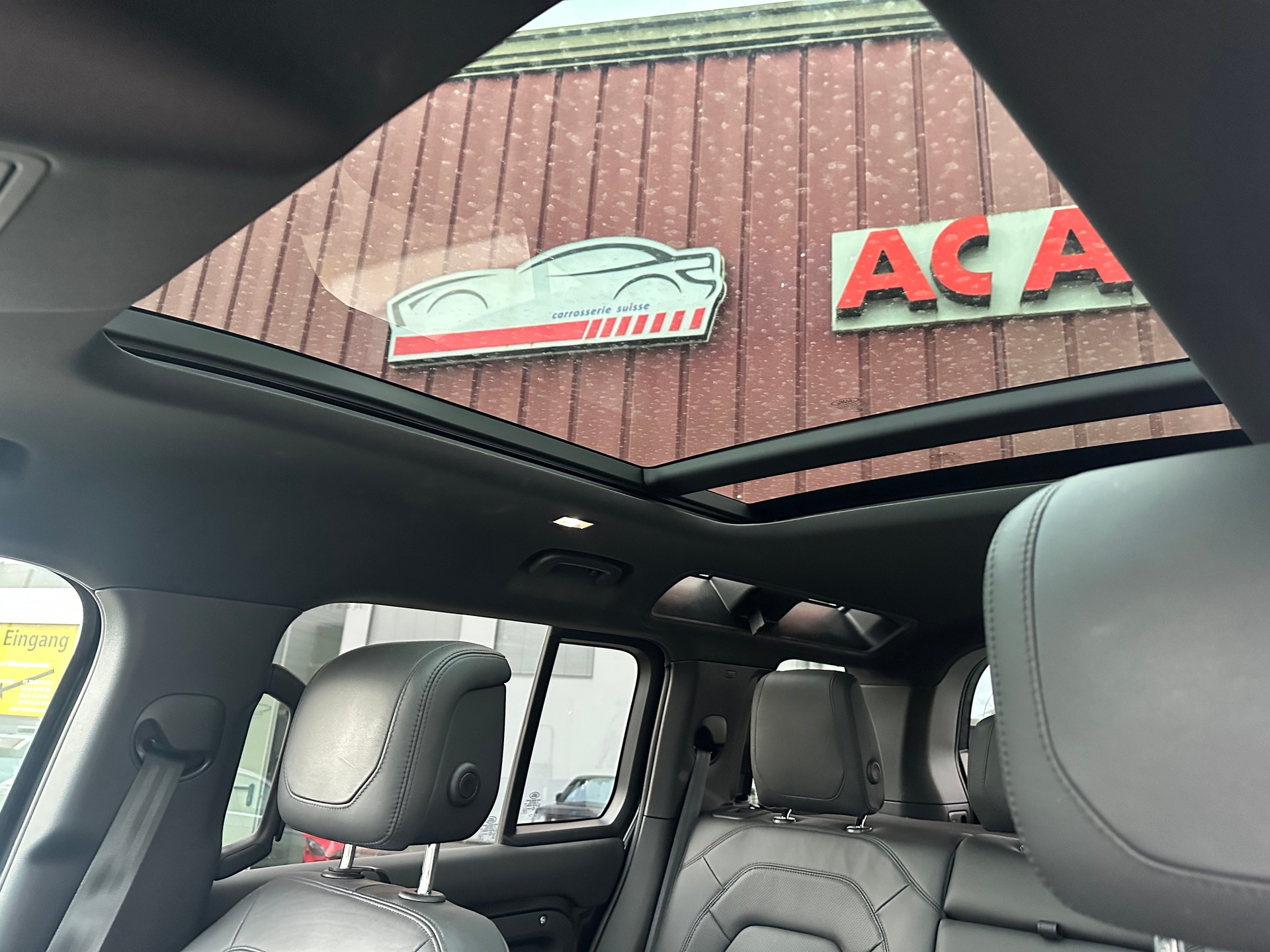 LAND ROVER Defender 110 3.0 D I6 300 Hardtop HSE AWD AT8-image-13