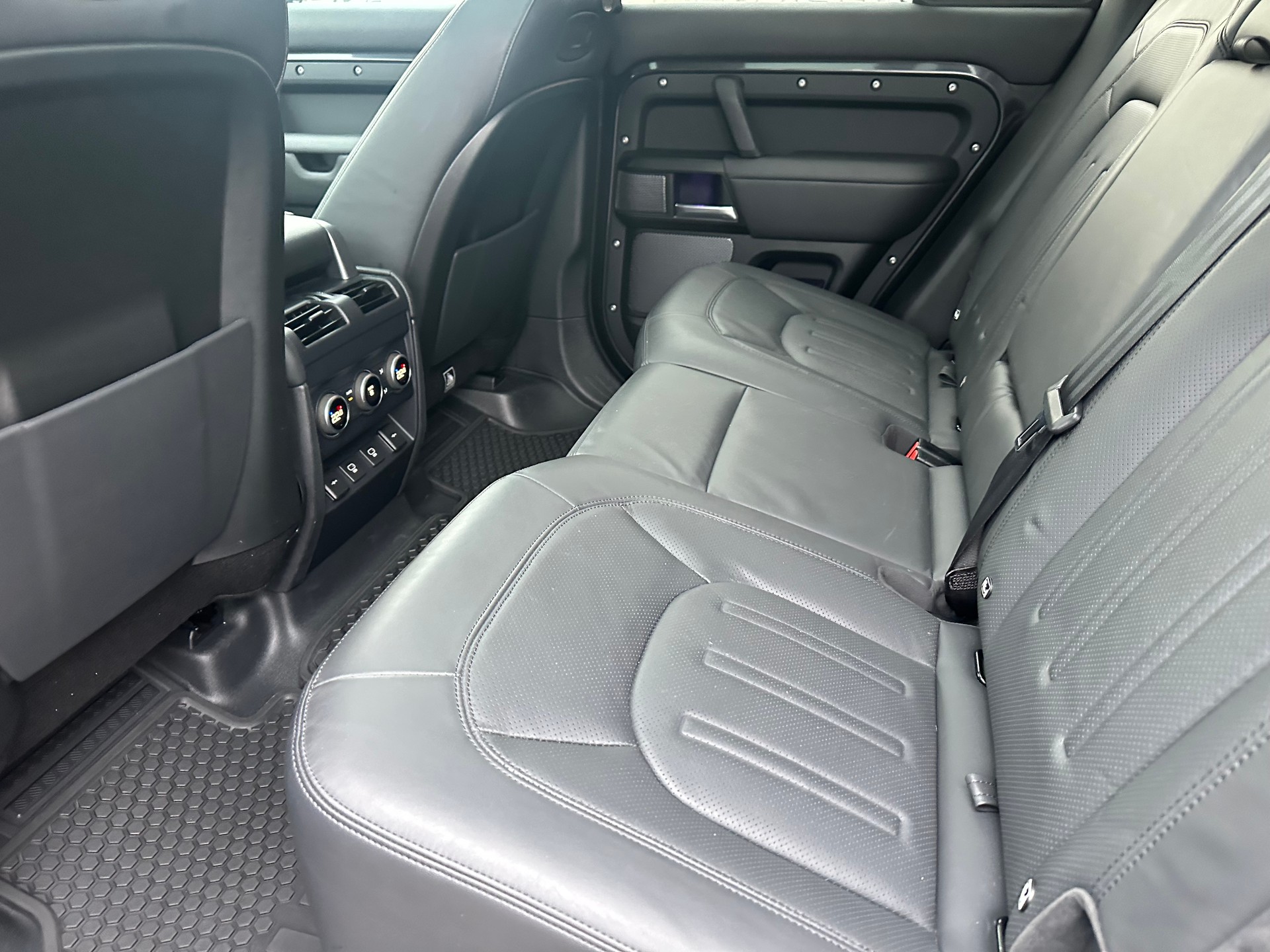 LAND ROVER Defender 110 3.0 D I6 300 Hardtop HSE AWD AT8-image-9