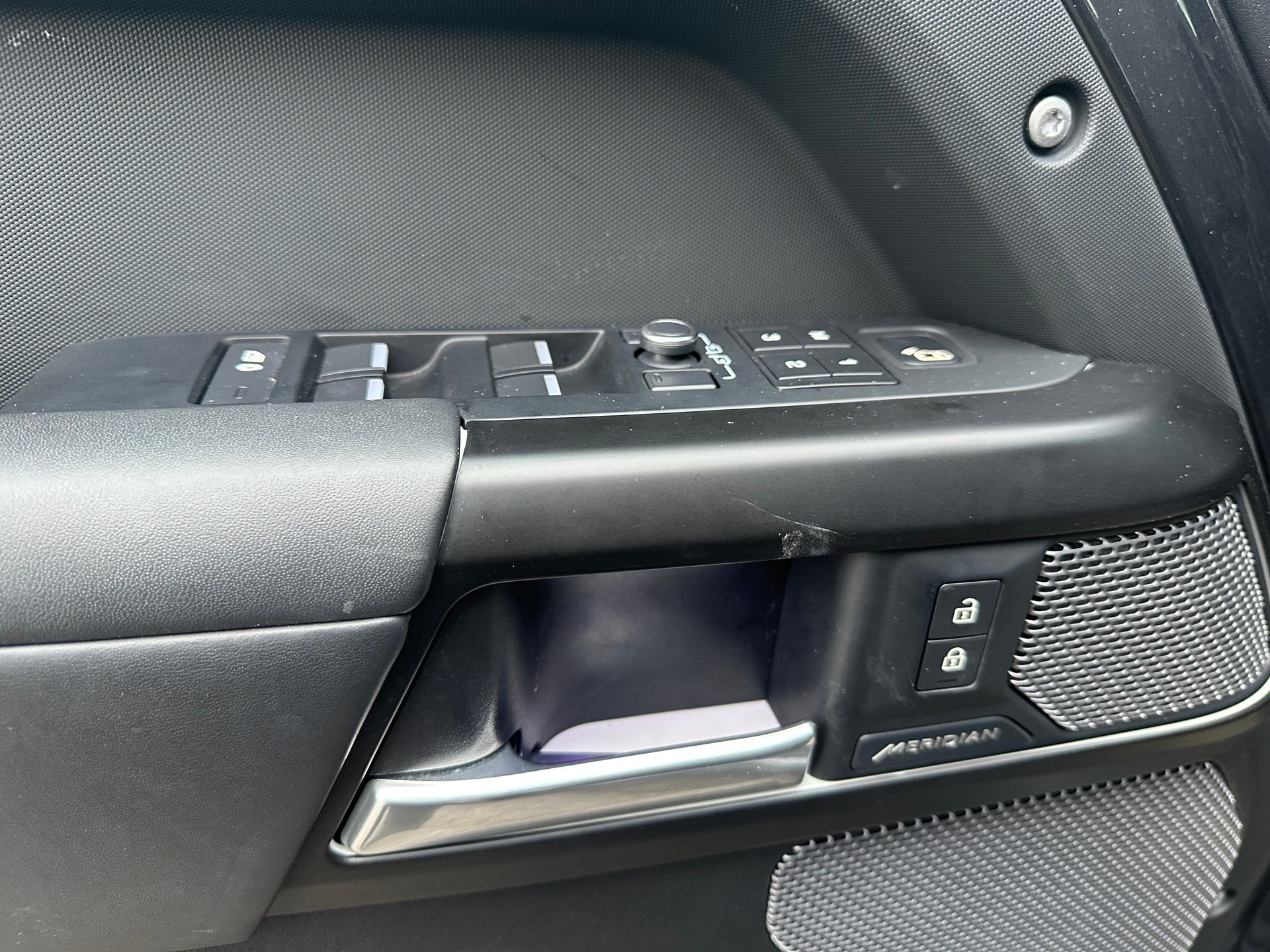 LAND ROVER Defender 110 3.0 D I6 300 Hardtop HSE AWD AT8-image-11