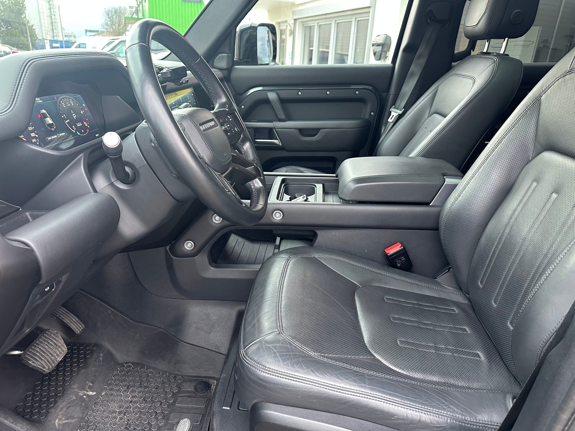 LAND ROVER Defender 110 3.0 D I6 300 Hardtop HSE AWD AT8-image-12