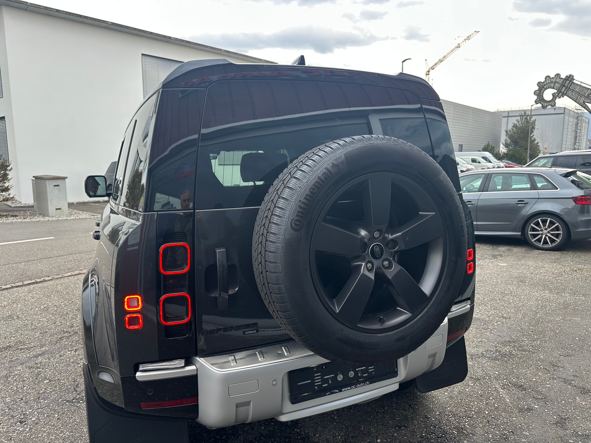 LAND ROVER Defender 110 3.0 D I6 300 Hardtop HSE AWD AT8-showroom-element-3