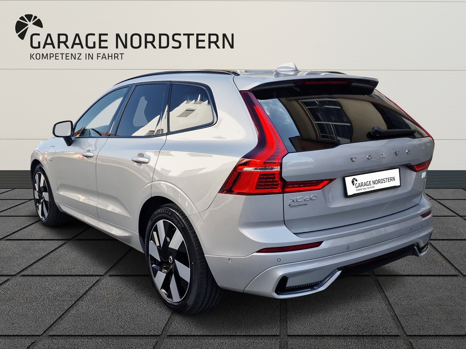 VOLVO XC60 2.0 T6 TE Ultimate Dark eAWD-showroom-element-2