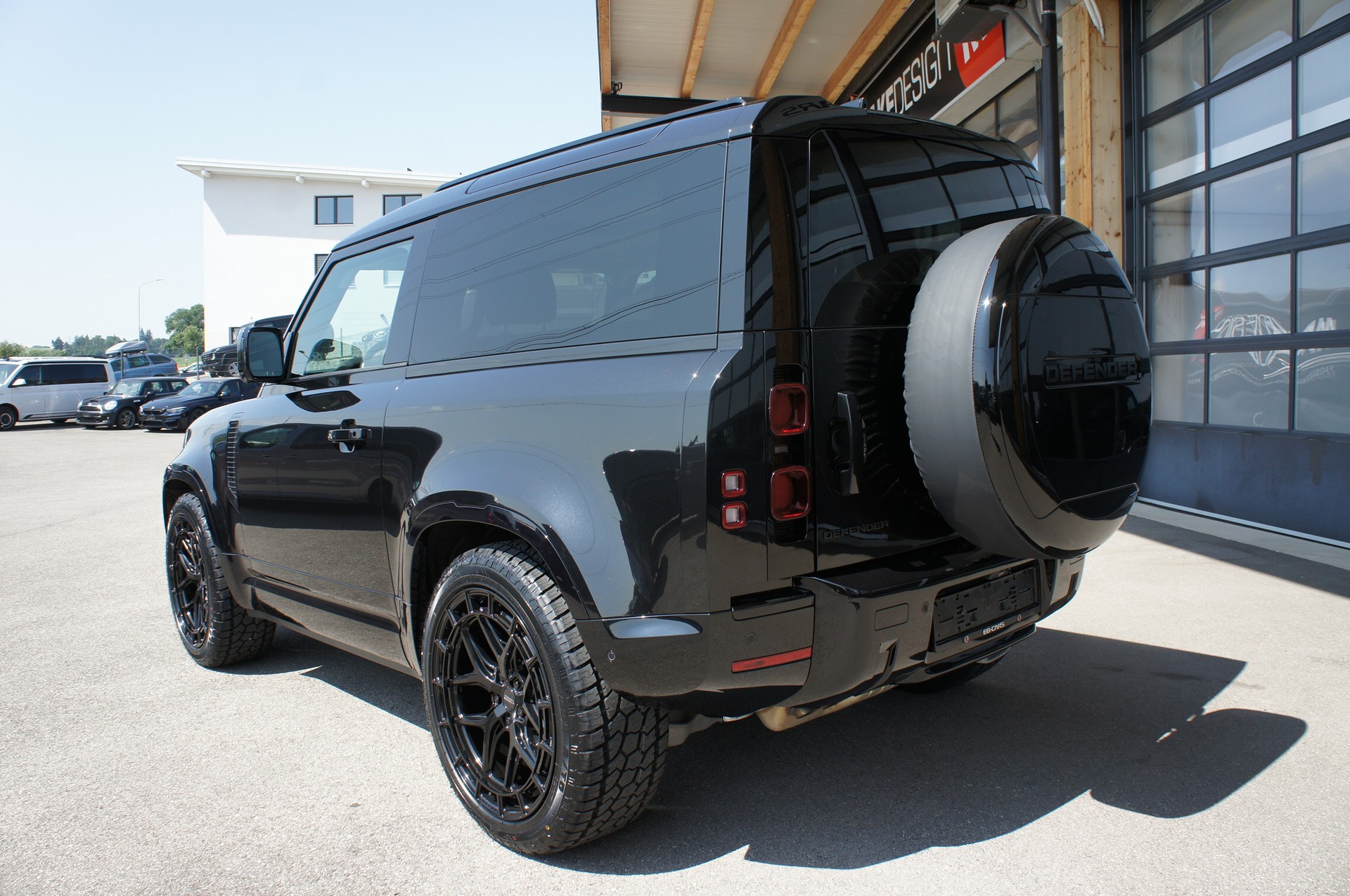 LAND ROVER Defender 90 3.0D I6 250 XS Edition AT8-showroom-element-2