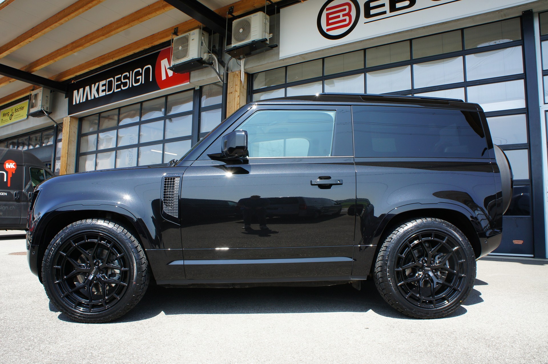 LAND ROVER Defender 90 3.0D I6 250 XS Edition AT8-showroom-element-1