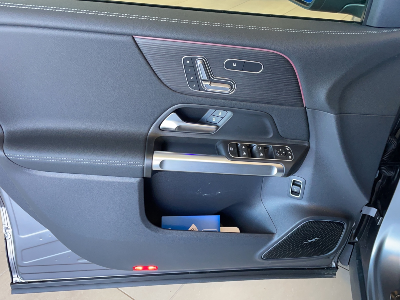 Image MERCEDES-BENZ EQB-300 EQB 300 66,5 kWh 4Matic Swiss Star