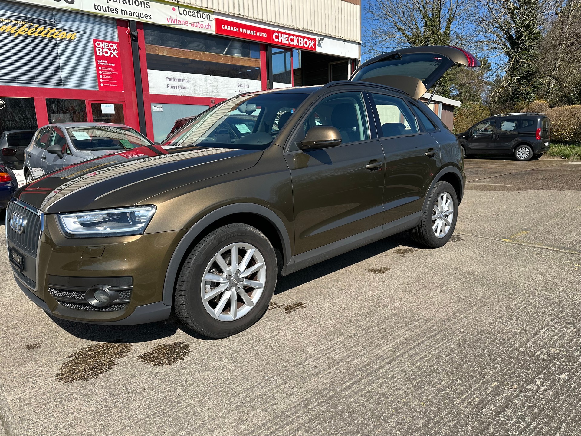 AUDI Q3 2.0 TFSI quattro S-tronic-showroom-element-3