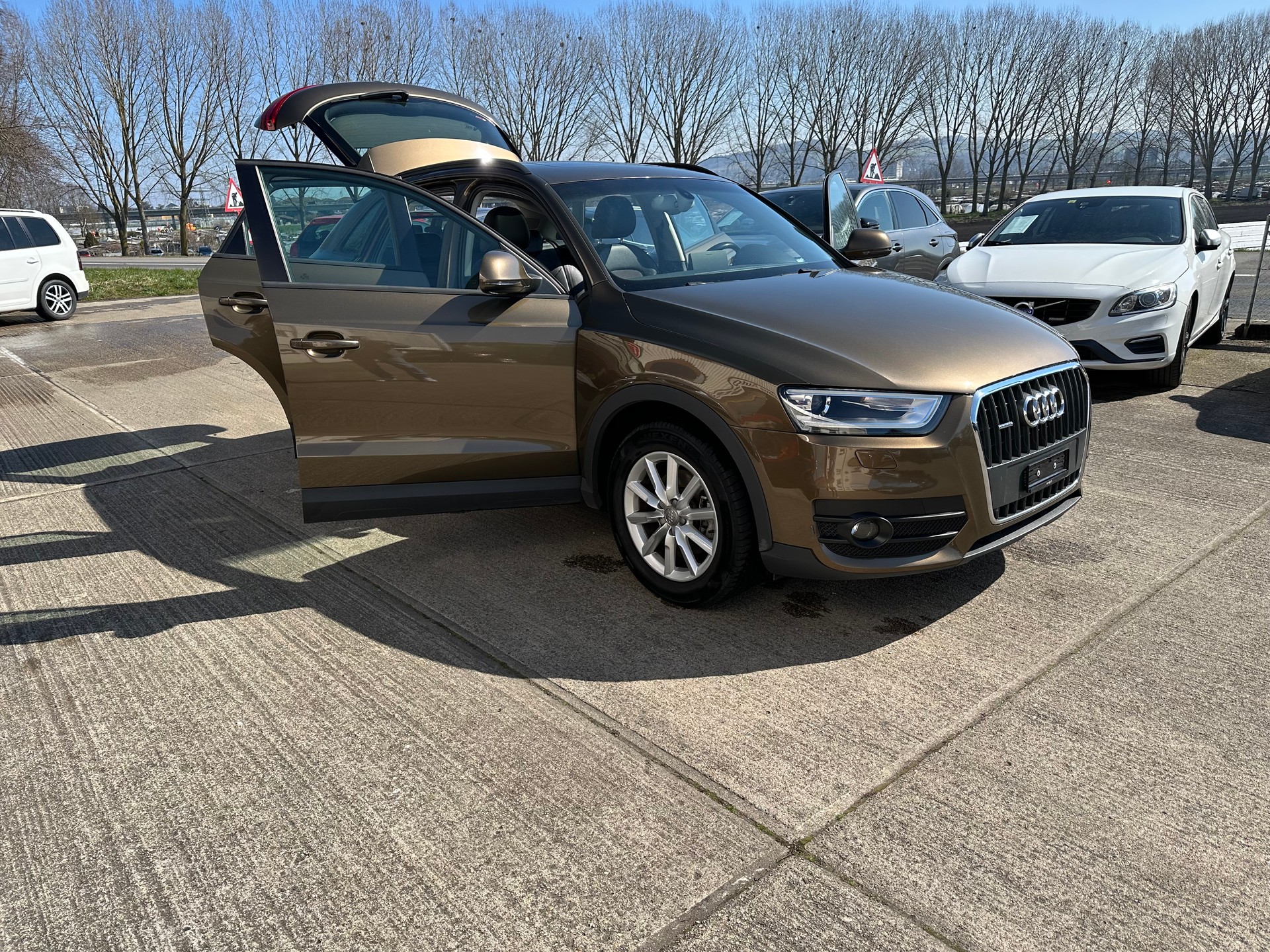 AUDI Q3 2.0 TFSI quattro S-tronic-showroom-element-2