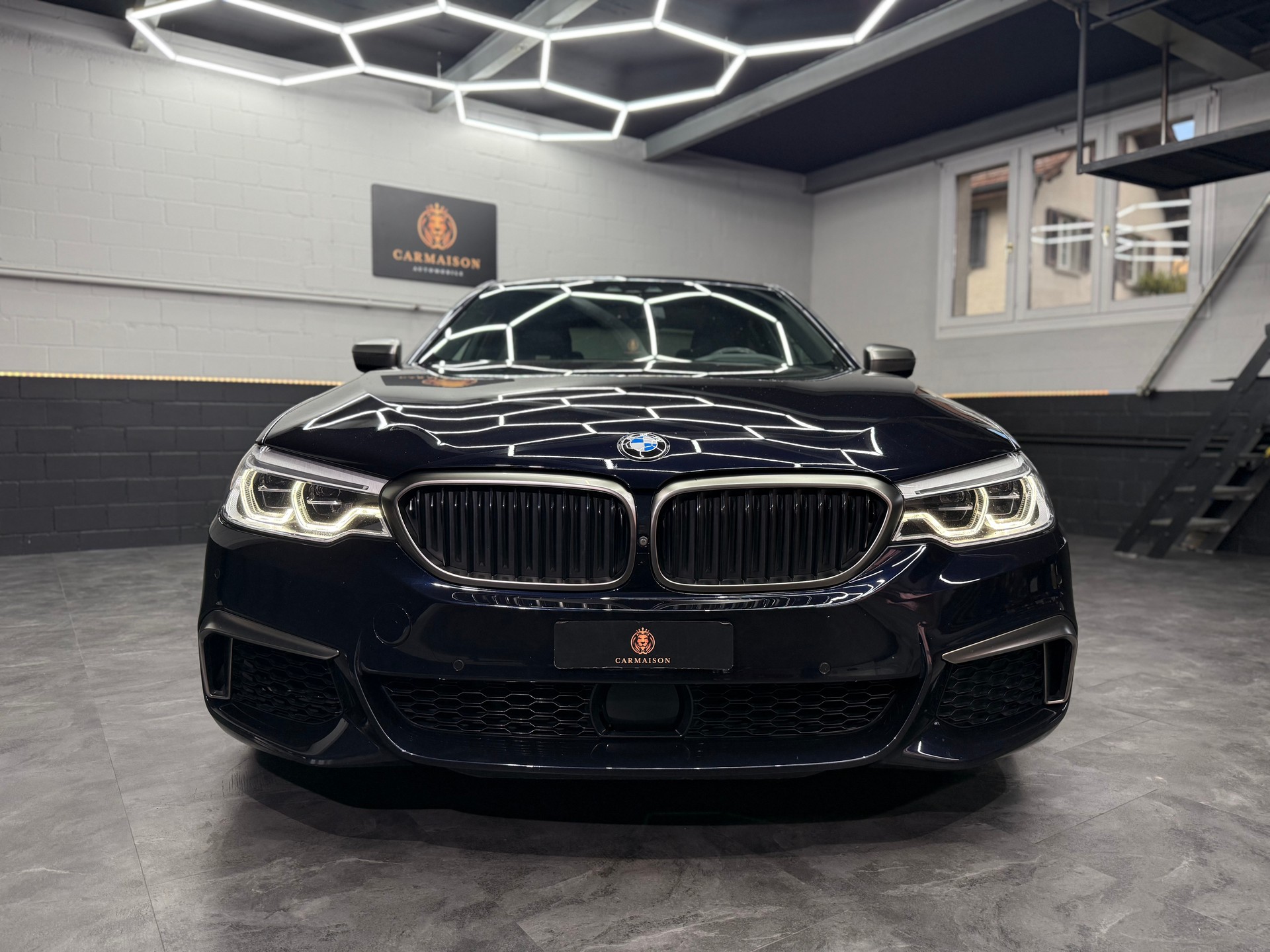 BMW M550i xDrive Steptronic-showroom-element-1
